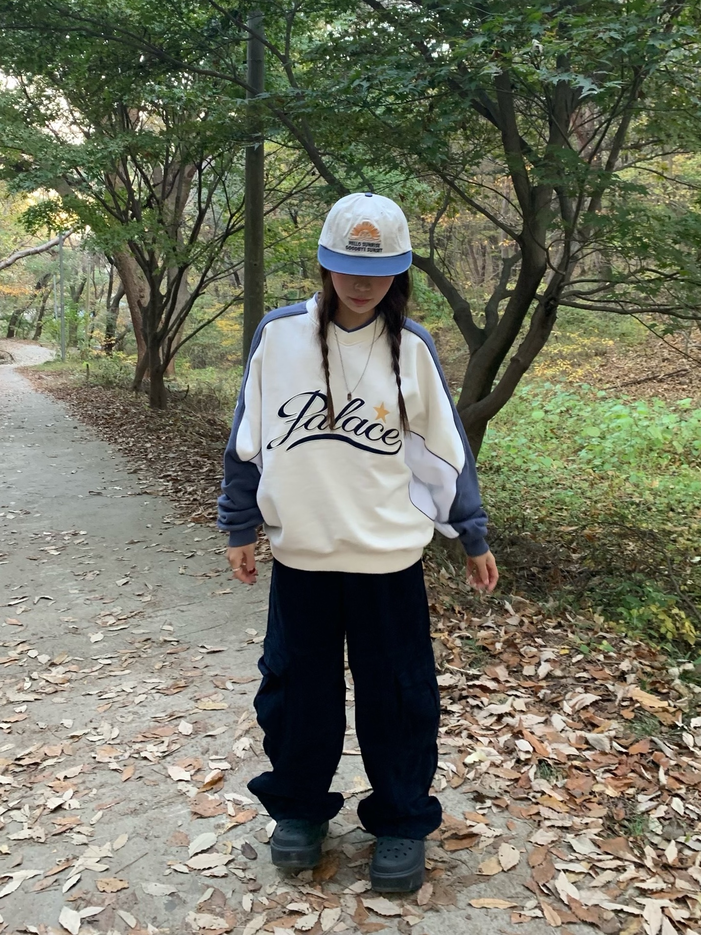 Hello Sunrise 90s Logo 6Panel Cap Beige & Navy, Crocs Stomp Clog Black 착용 스타일 - 2