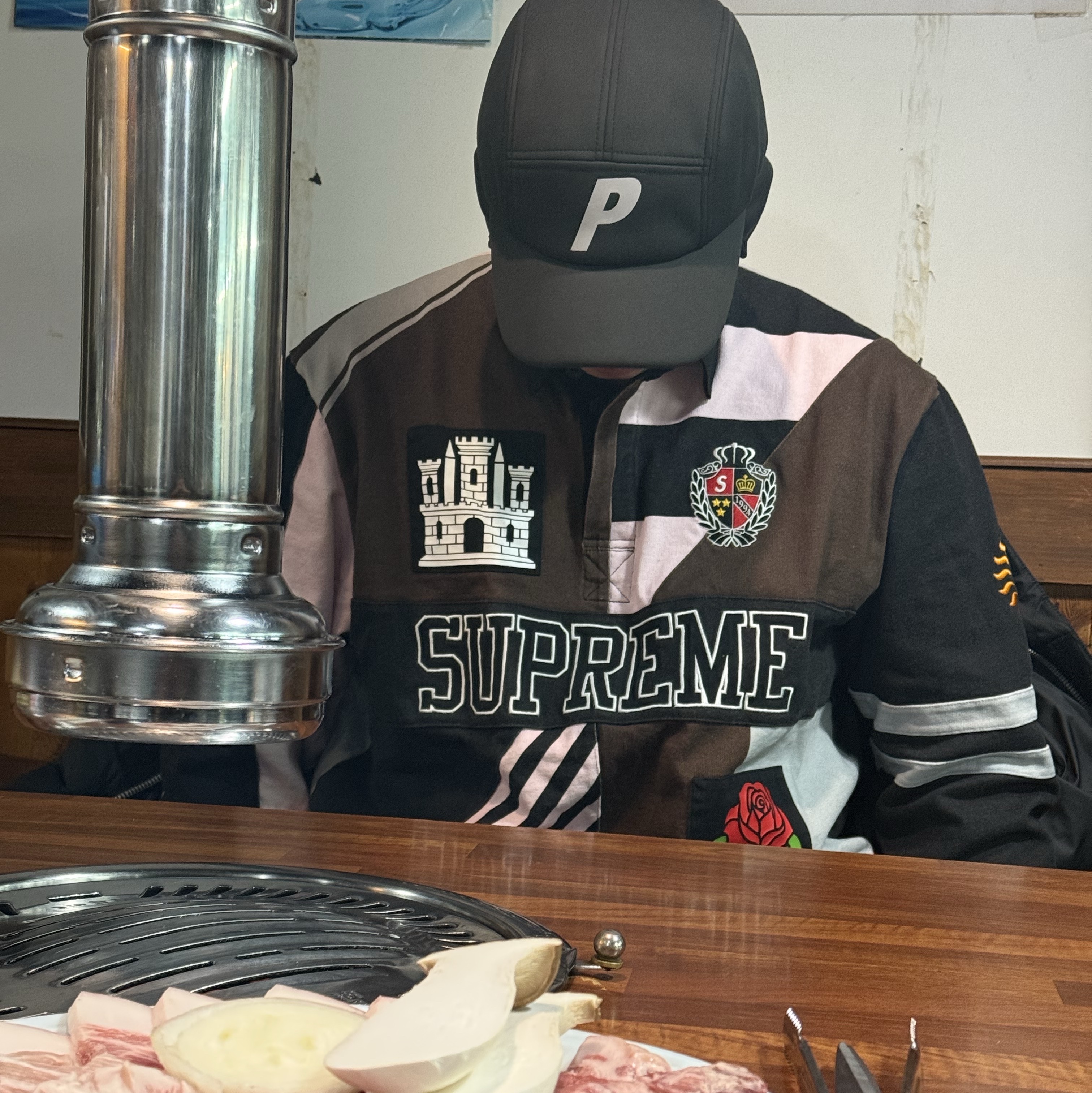 Palace Gore-Tex Windstopper Earflap 5-Panel Black - 24FW, Supreme Rose Rugby Black - 23FW 착용 스타일