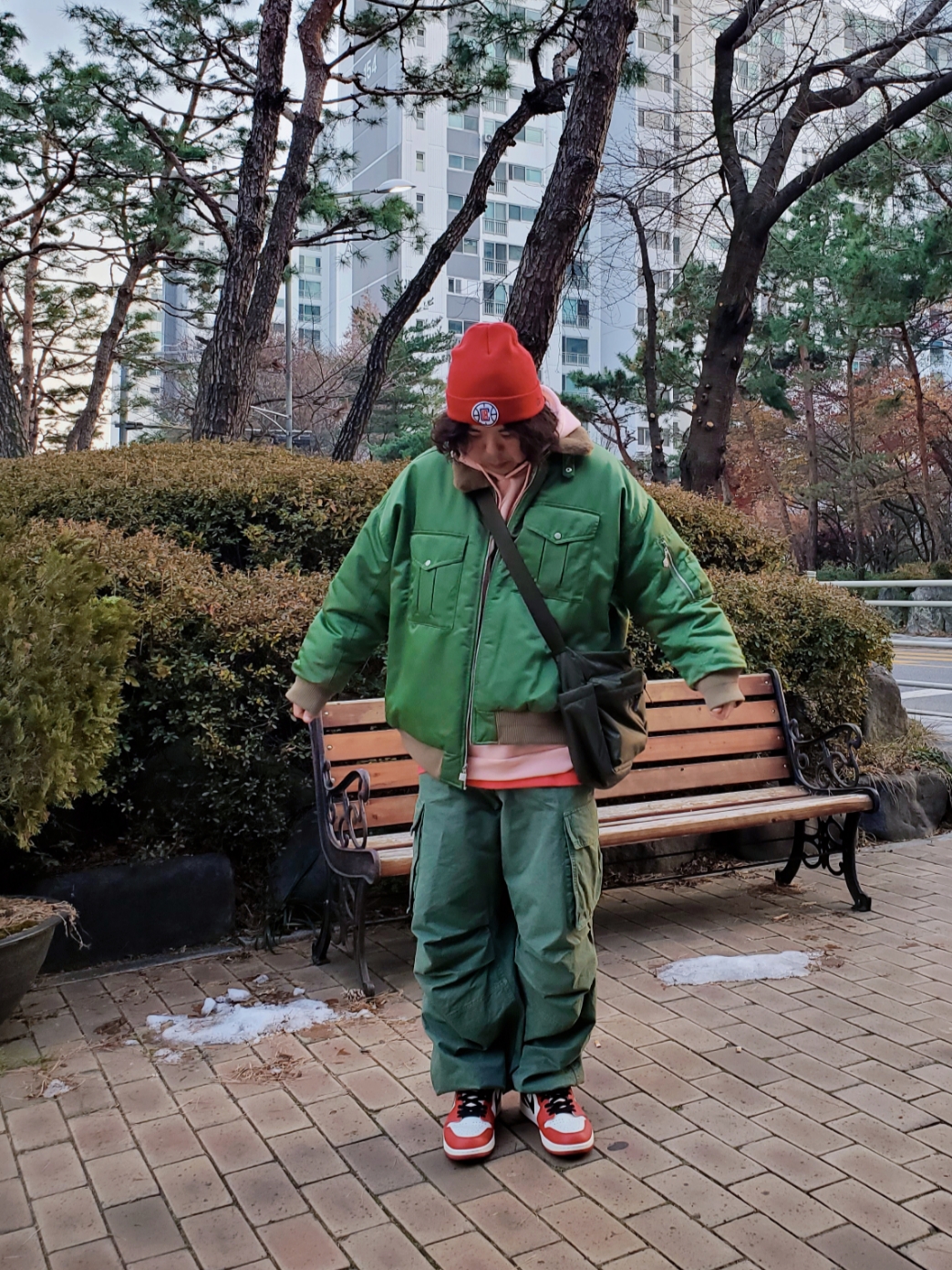 Jordan 1 Retro High OG Chicago 2022, Uniqlo Multi Pocket Shoulder Bag Olive 착용 스타일 - 1