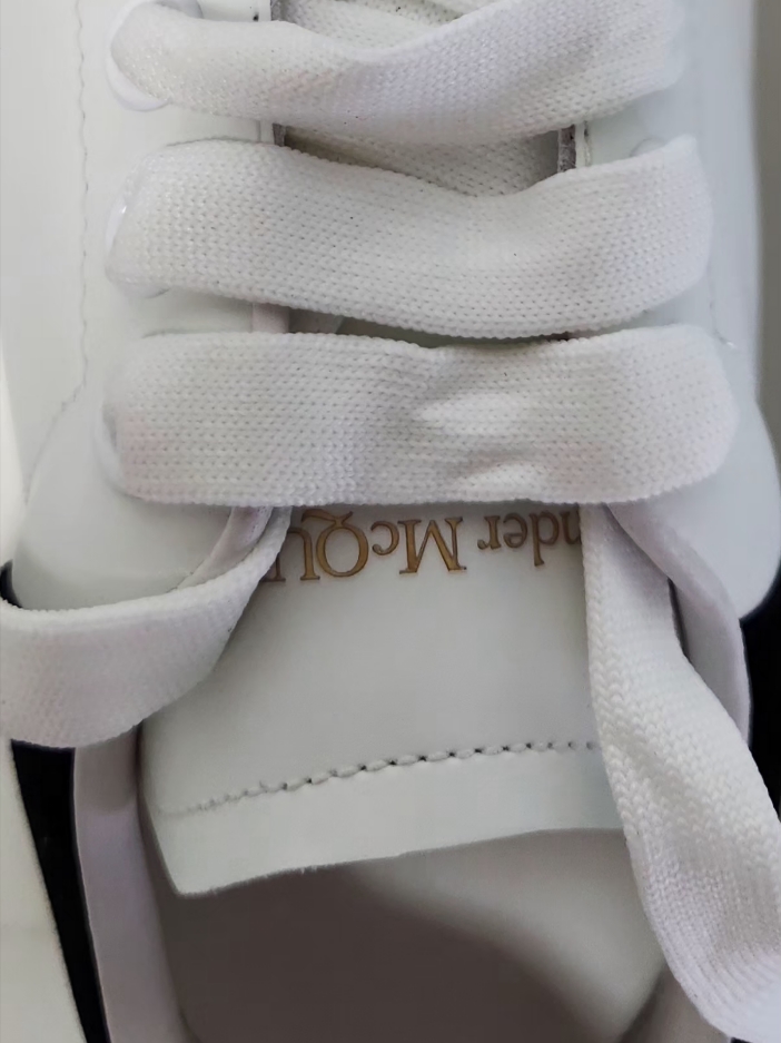 Alexander McQueen Oversized Sneakers White Black 착용 스타일