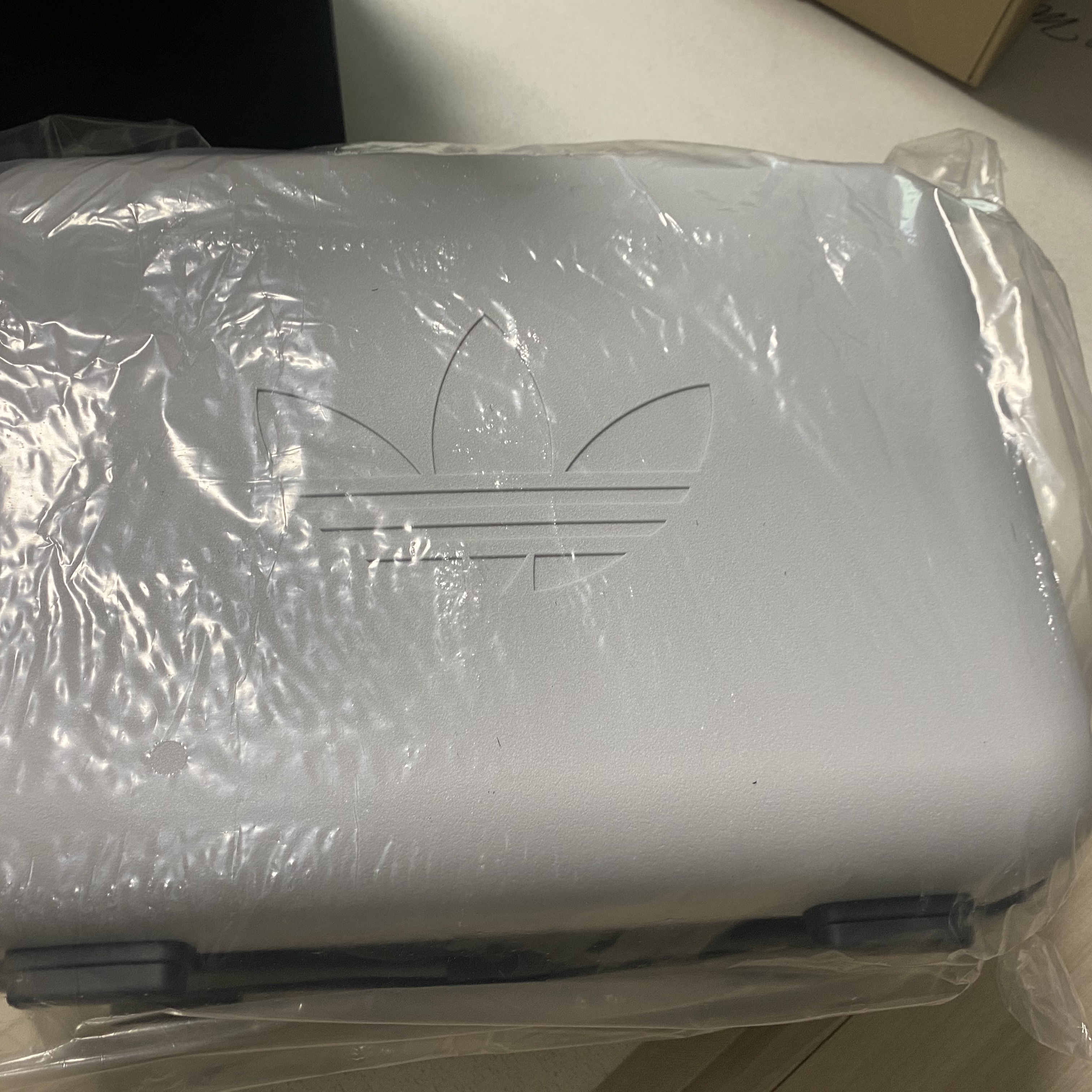 Adidas Holiday Ready Bag White 착용 스타일 - 2