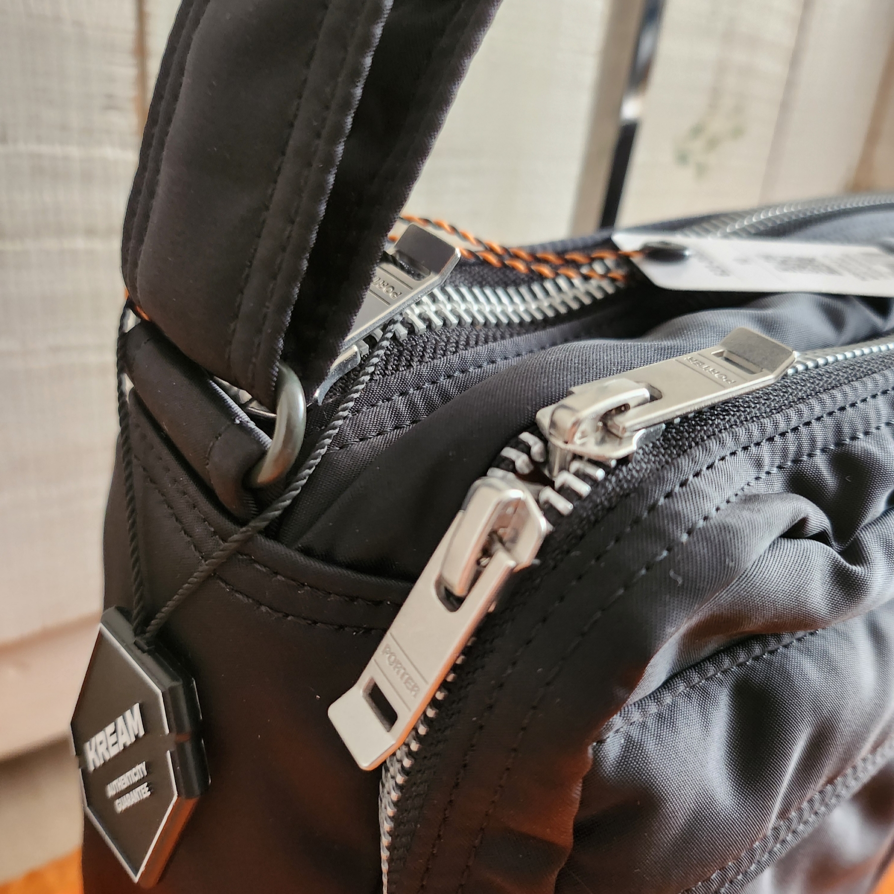 Porter All New Tanker Sling Bag Zip L Black 착용 스타일 - 2