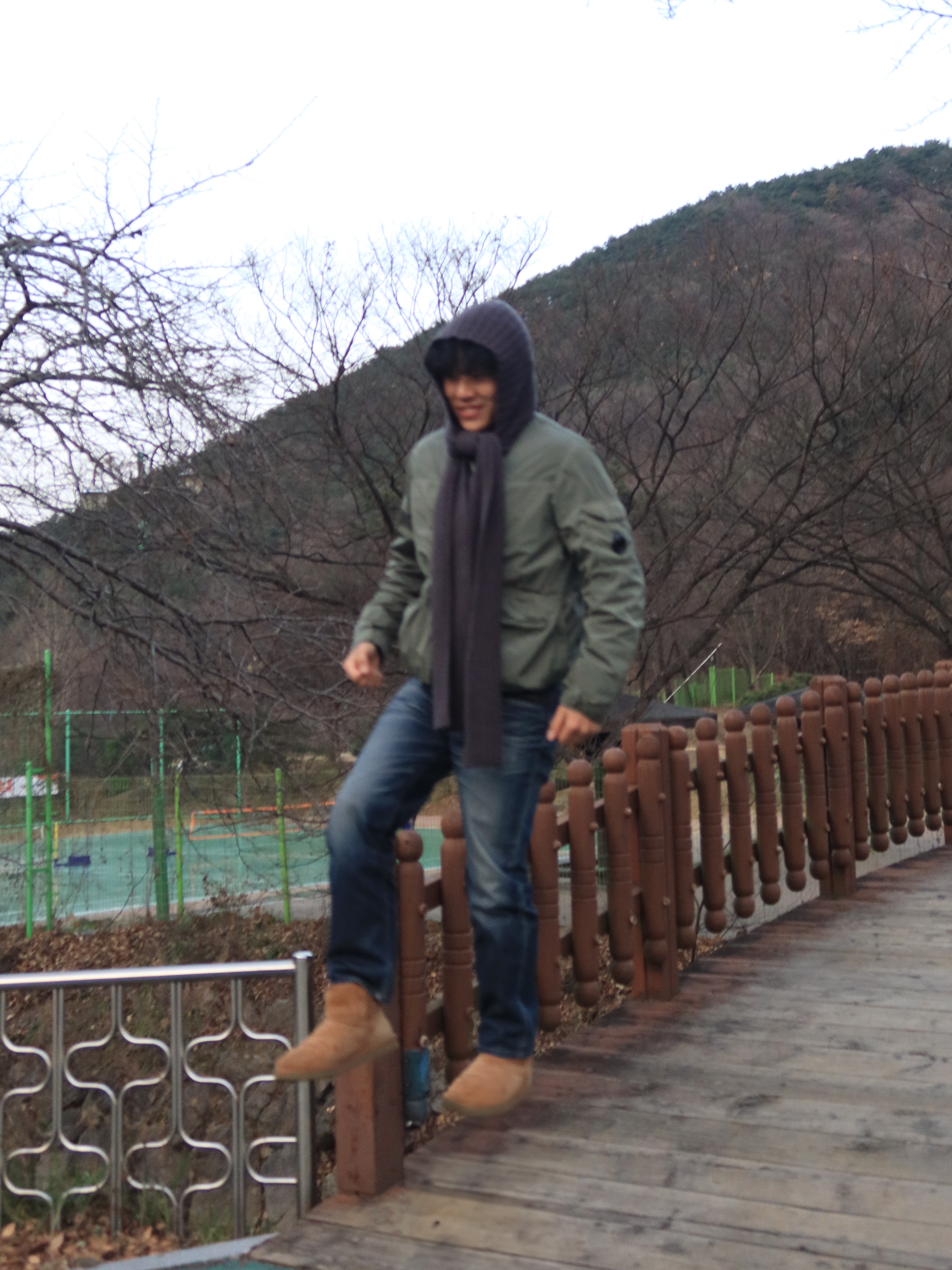 UGG Classic Mini Boots Chestnut, C.P. Company Chrome R Medium Jacket Black - 24SS 착용 스타일 - 3