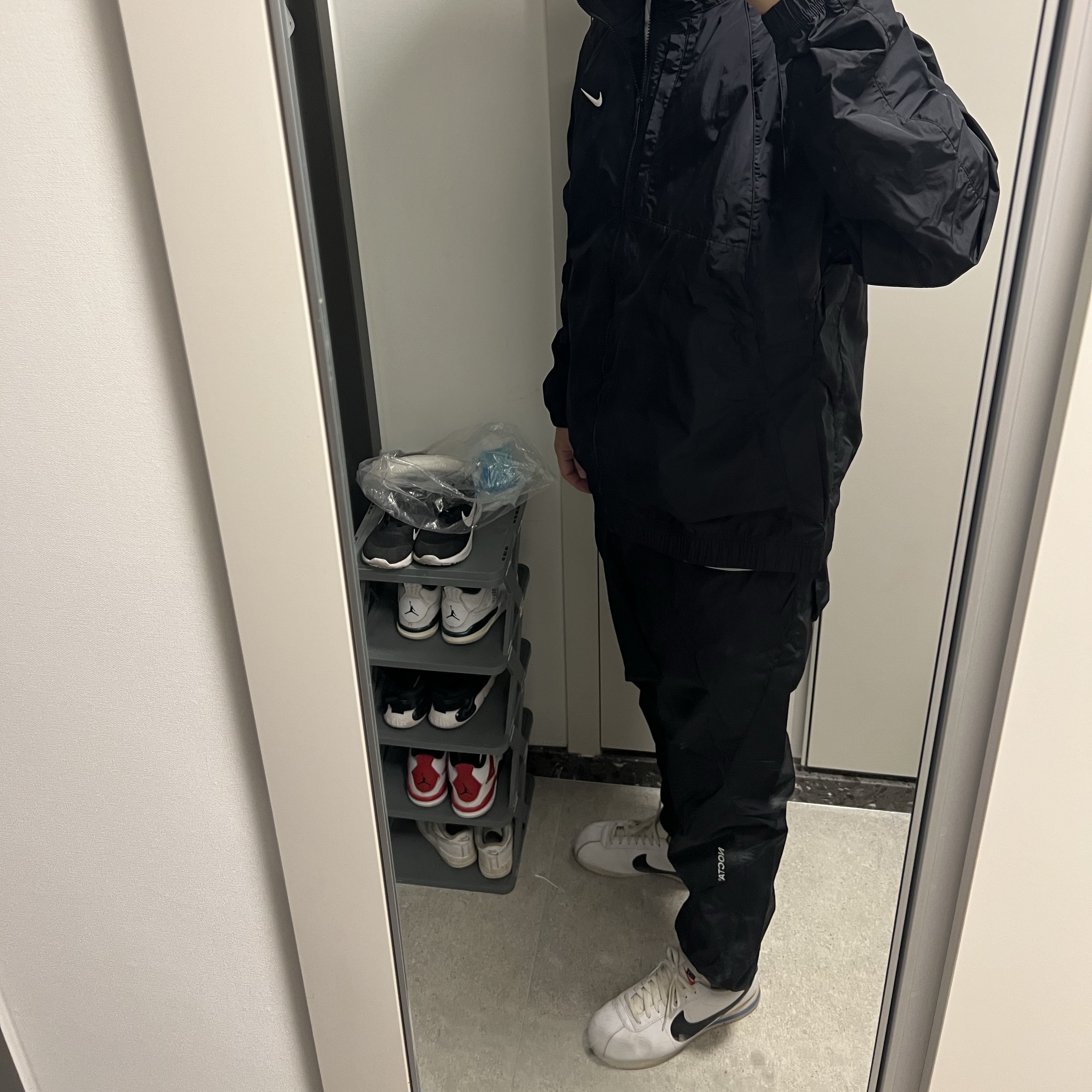 Nike x Drake Nocta Woven Track Pants Black (FN7668-010) 착용 스타일 - 1