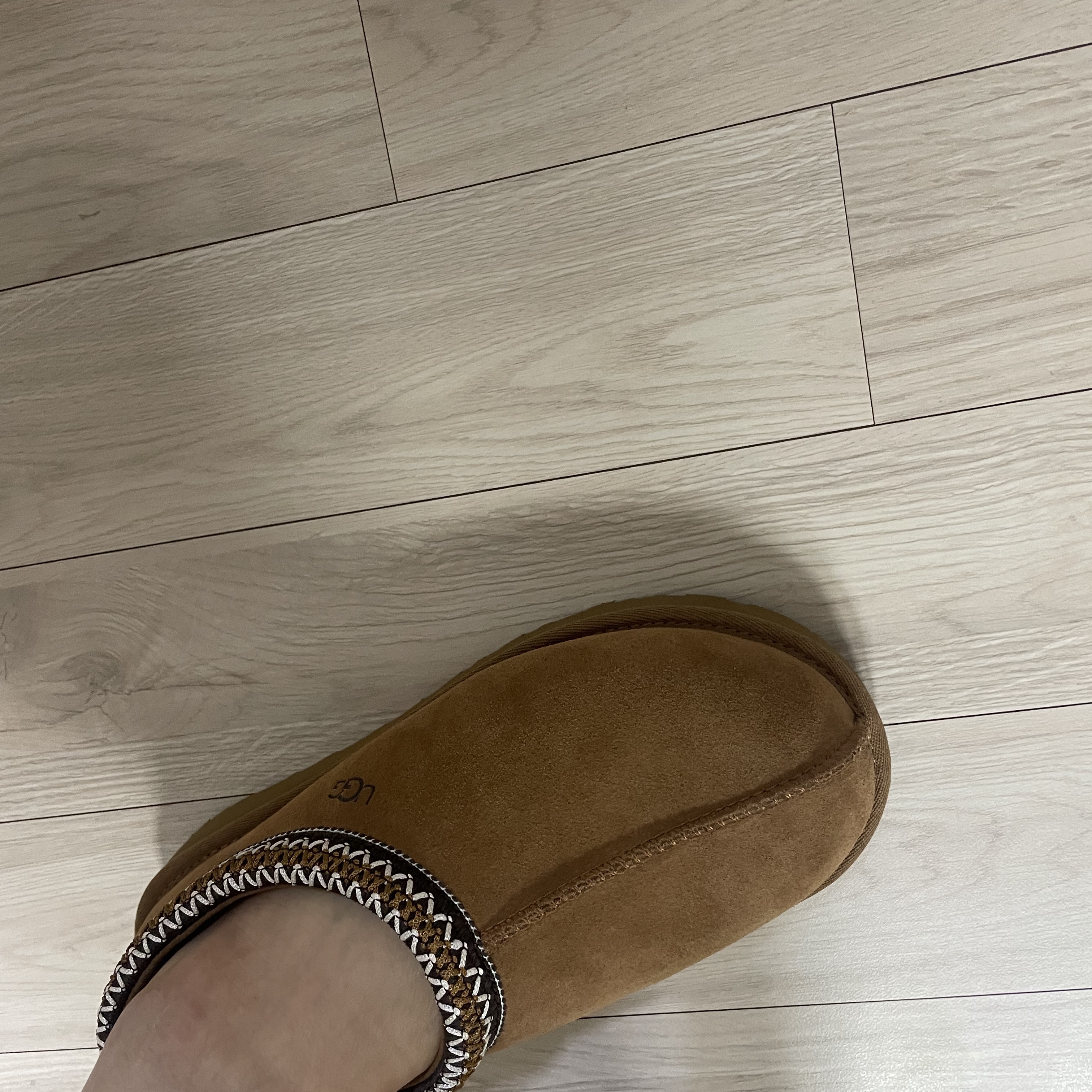 (W) UGG Tasman Slipper Chestnut 착용 스타일