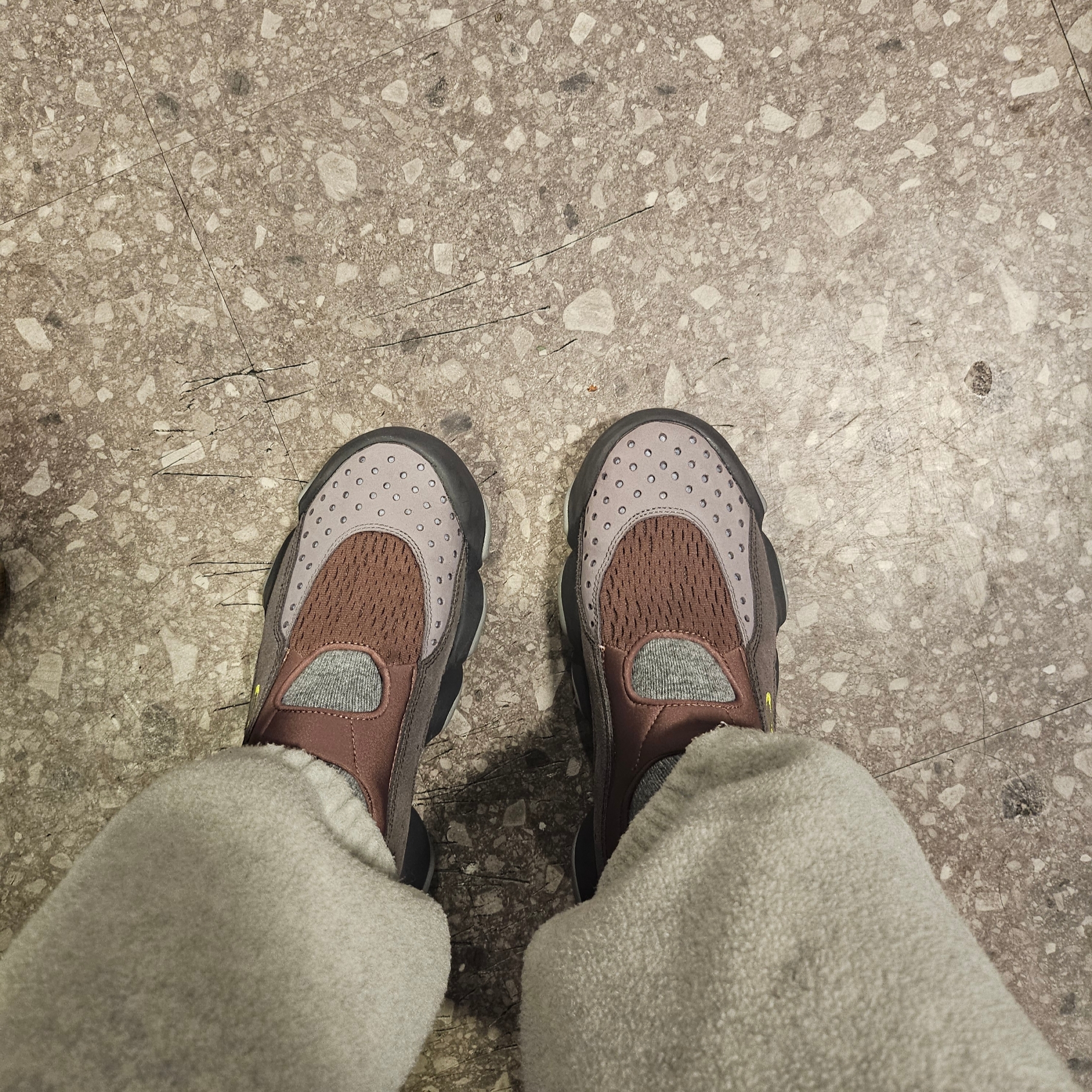 Oakley Factory Team x Brain Dead Flesh Sandals Rose Taupe 착용 스타일 - 2