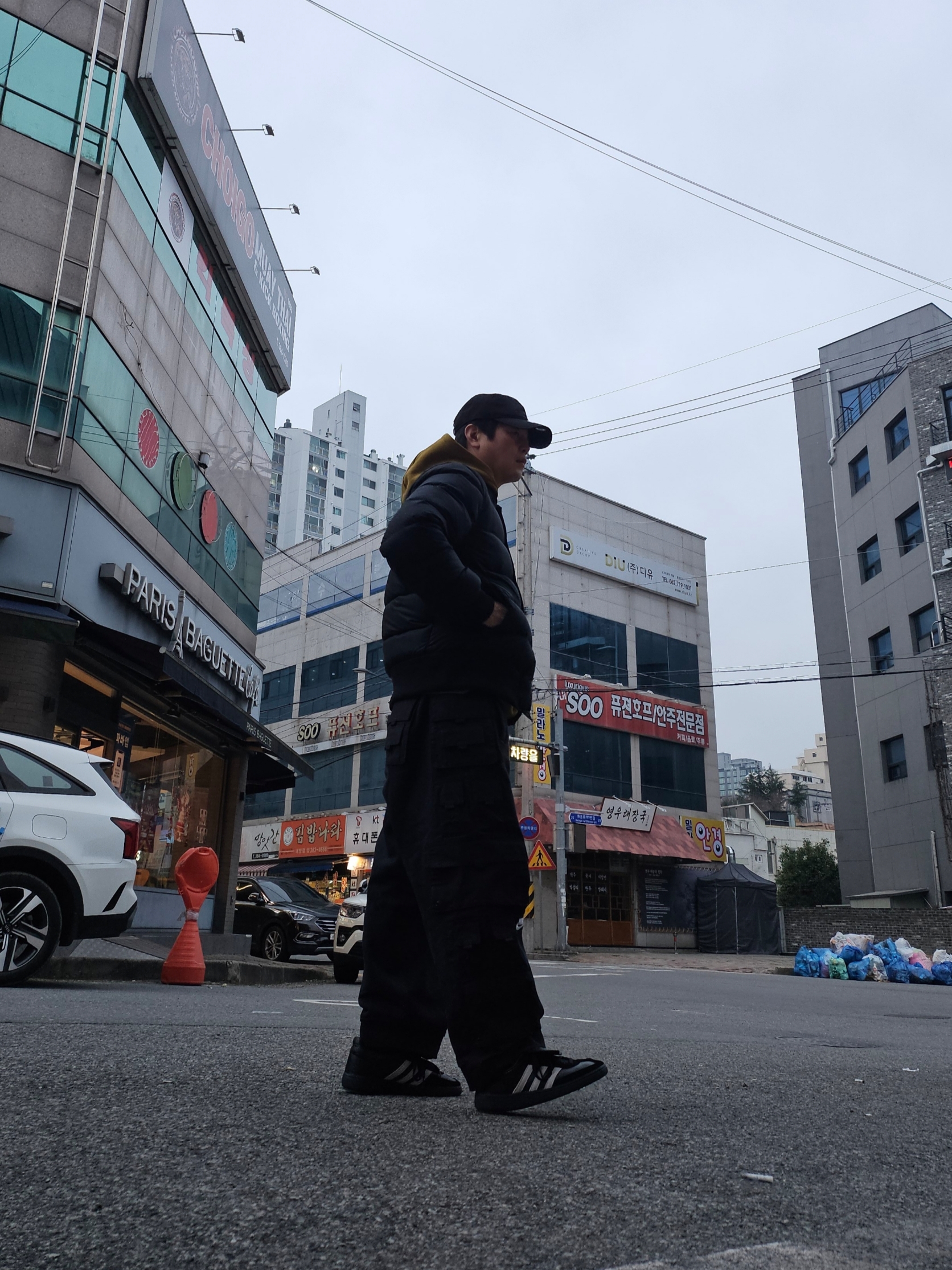 Darkr8m Studio x New Era Unstructured Ball Cap Black, Adidas Spezial Handball Core Black Cloud White 착용 스타일 - 2