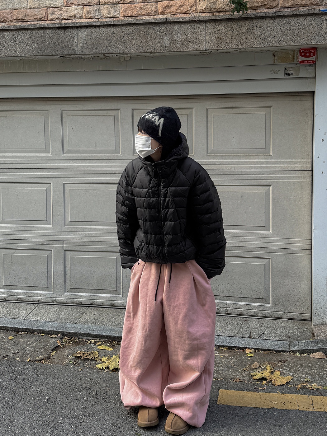 Stussy Brushed Out Stock Skullcap Beanie Black, (W) UGG Tasman Slipper Chestnut 착용 스타일 - 1