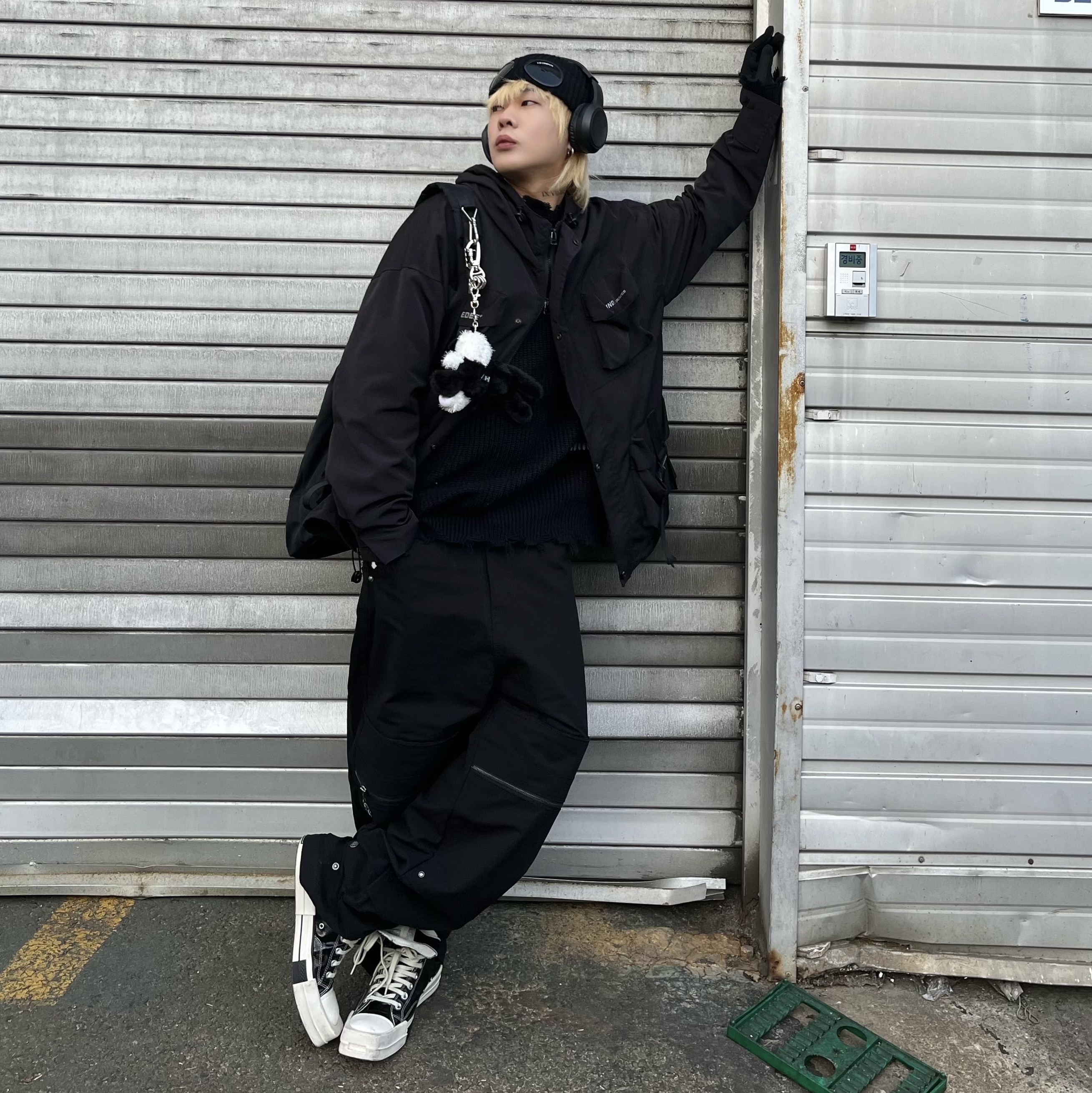 C.P. Company Extra Fine Merino Wool Goggle Beanie Black, Converse x Drkshdw Turbodrk Chuck 70 Hi Black Lacquered Denim 착용 스타일 - 1