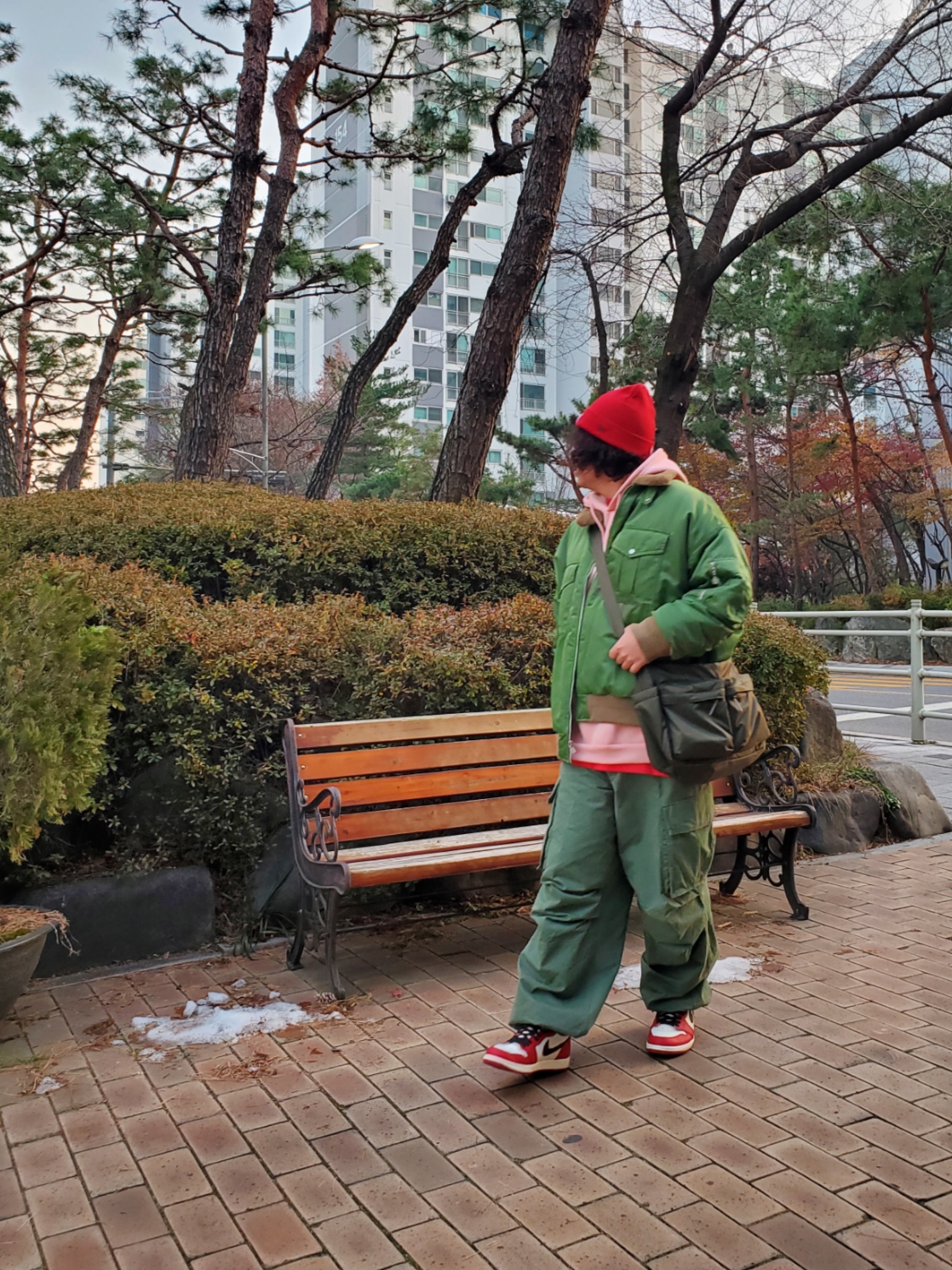 Jordan 1 Retro High OG Chicago 2022, Uniqlo Multi Pocket Shoulder Bag Olive 착용 스타일 - 2