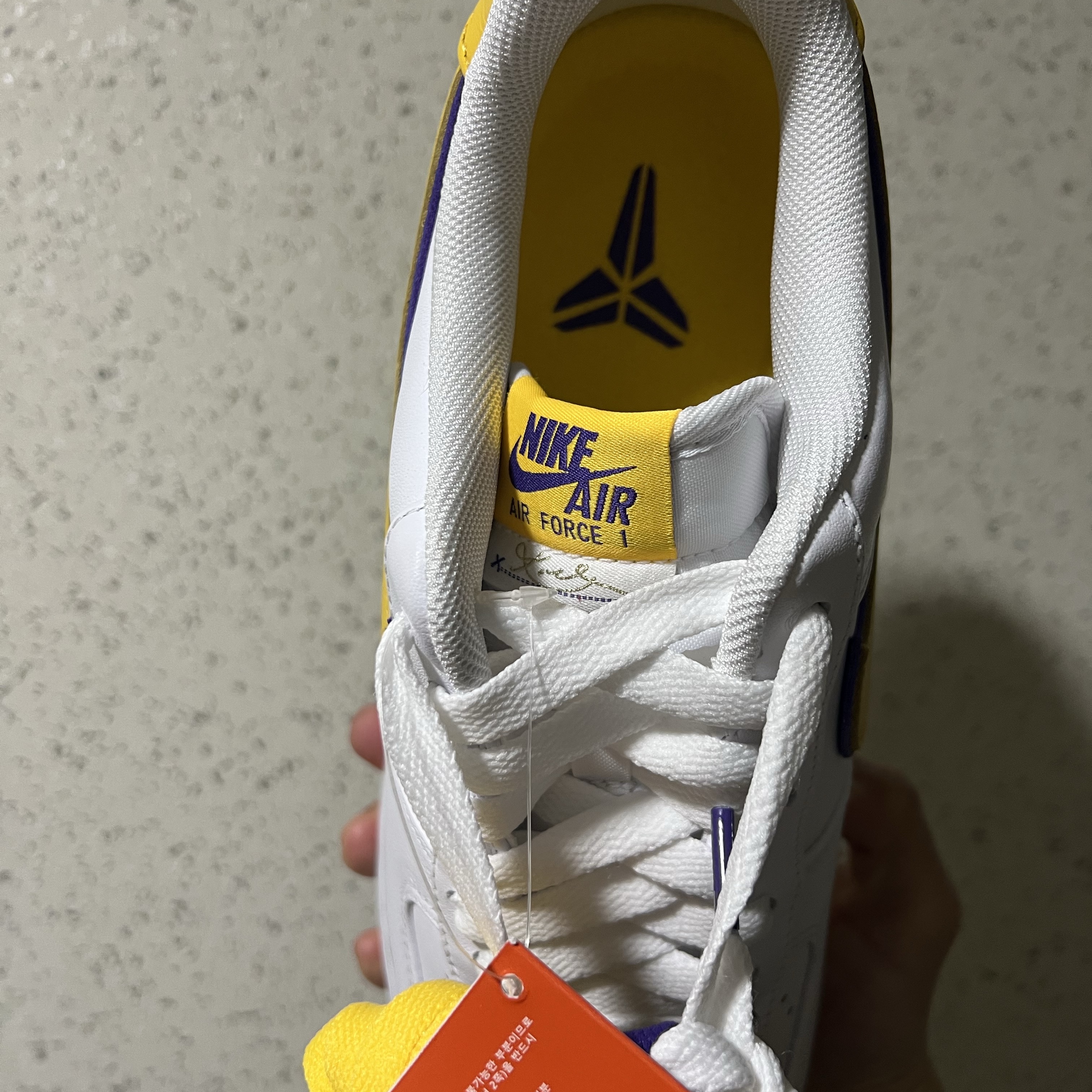 Nike x Kobe Bryant Air Force 1 Low Retro QS Varsity Maize and Varsity Purple 착용 스타일 - 5