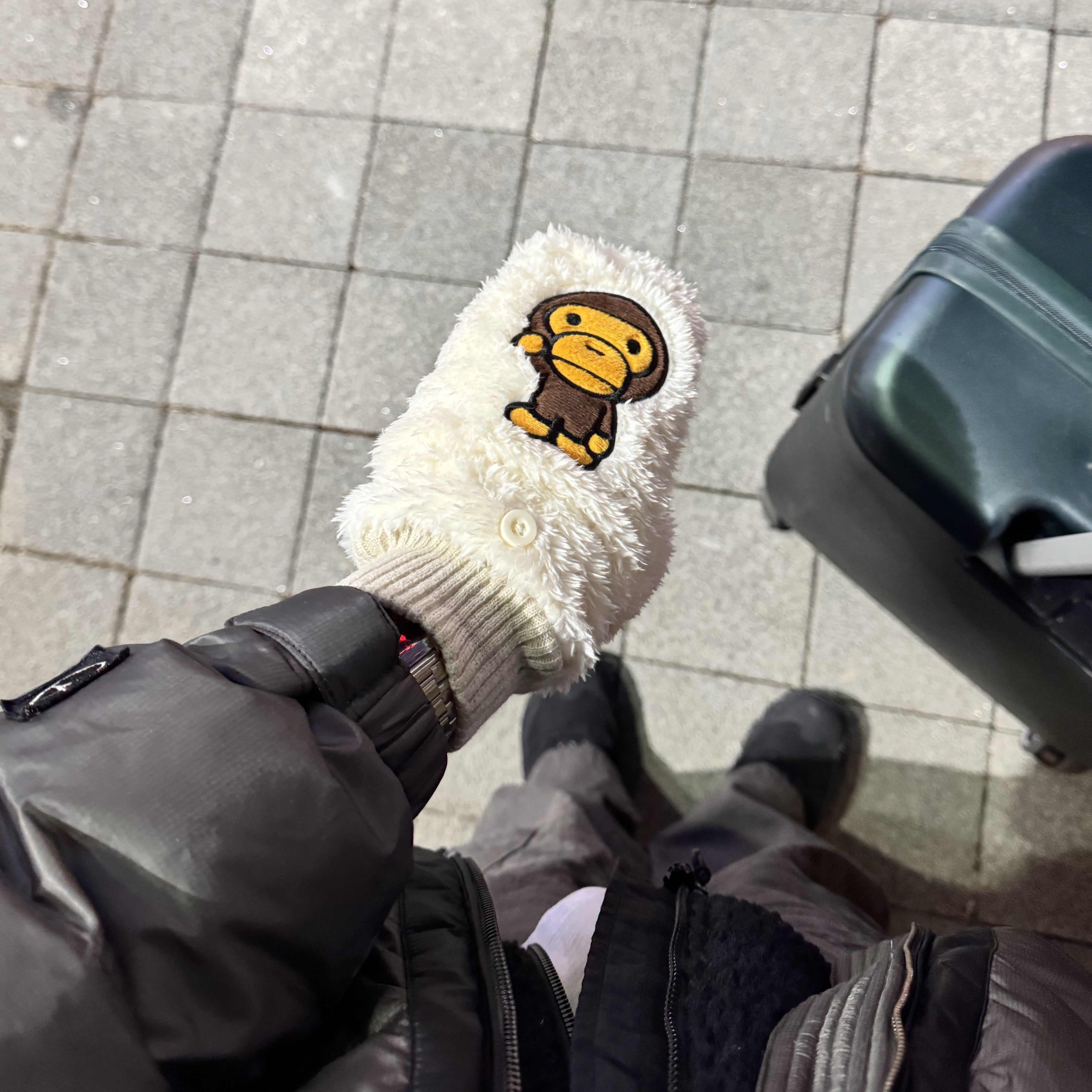 BAPE Baby Milo Gloves Ivory 착용 스타일