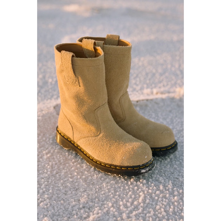 Dr. Martens x Stussy 2295 Decon Black Wanama Leather Boots Black, Dr. Martens x Stussy 2295 Decon Sand Hairy Suede Boots Tan 착용 스타일 - 3