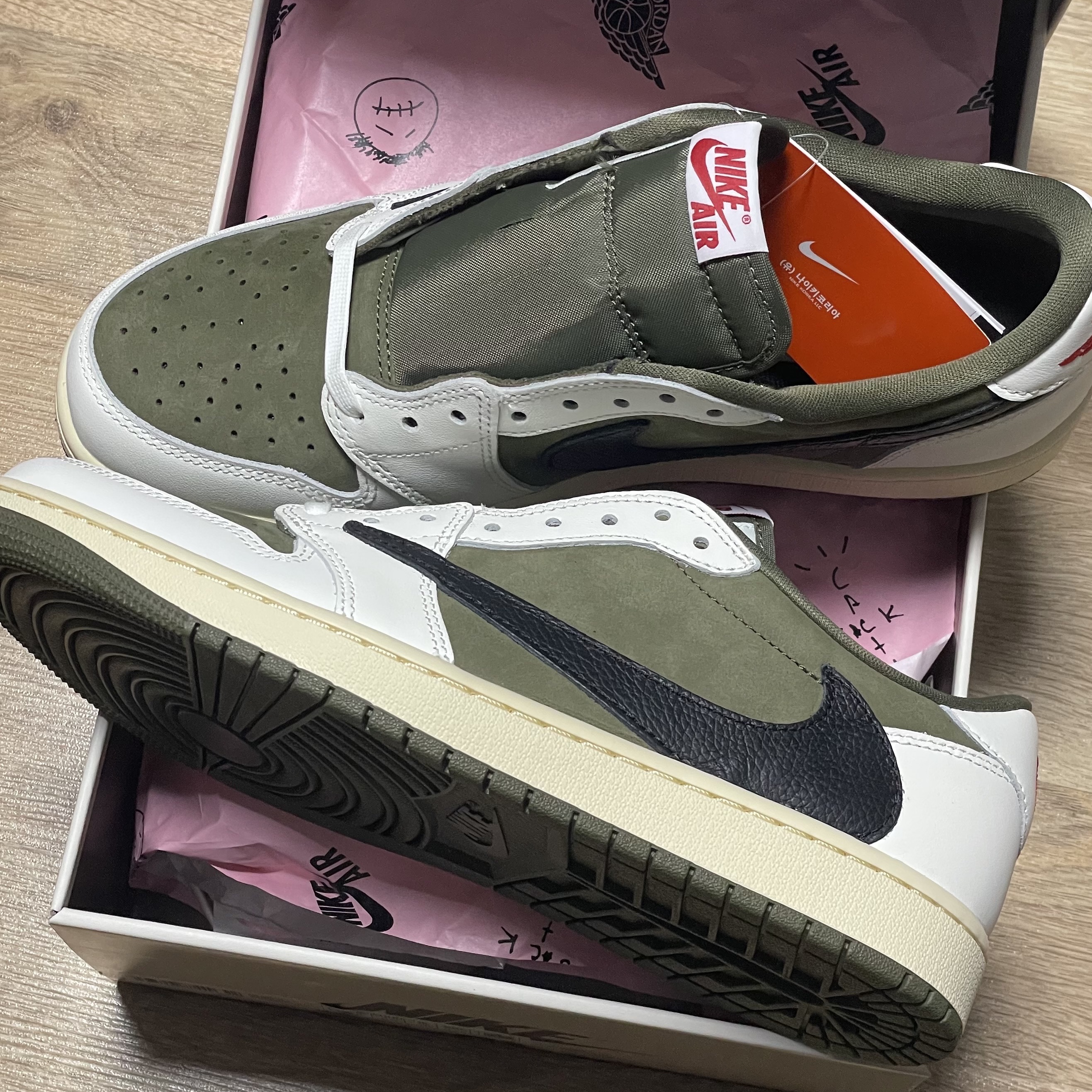 Jordan 1 x Travis Scott Retro Low OG SP Reverse Olive 착용 스타일