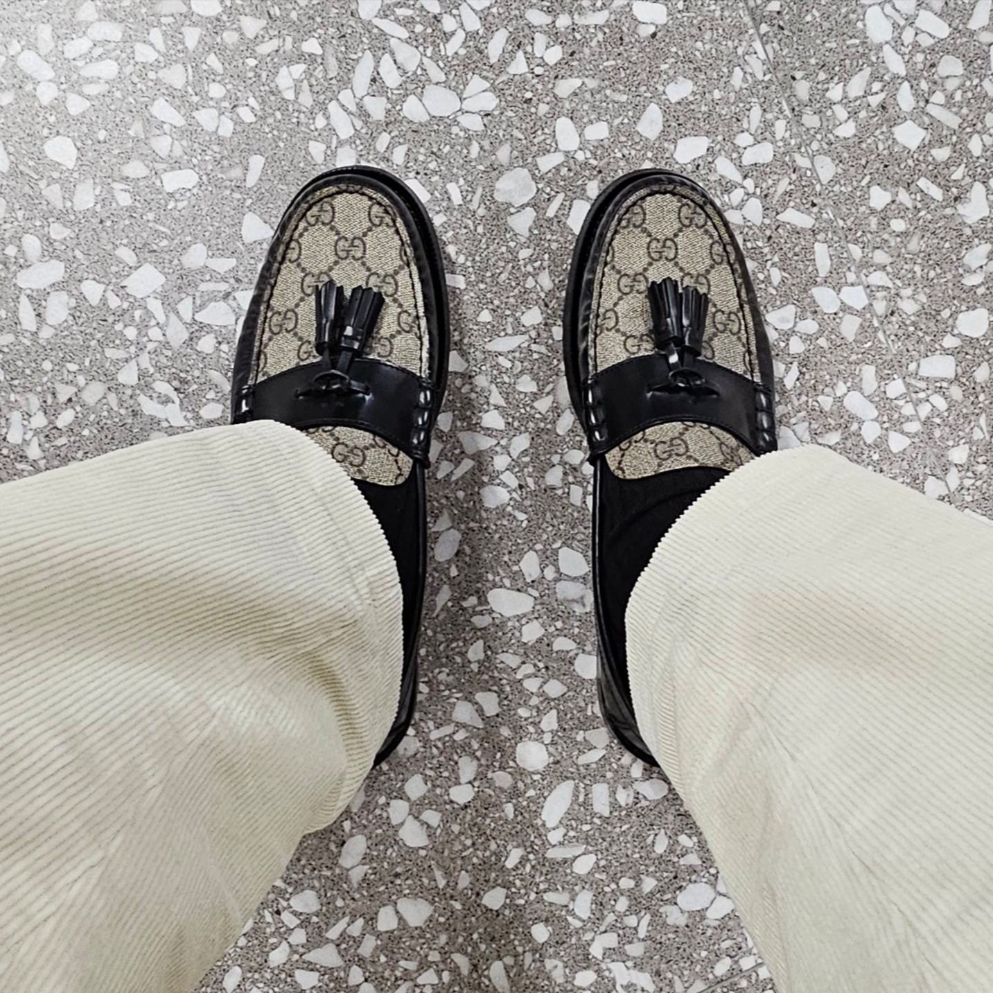 Gucci GG Leather Loafer with Tassel Black 착용 스타일 - 1