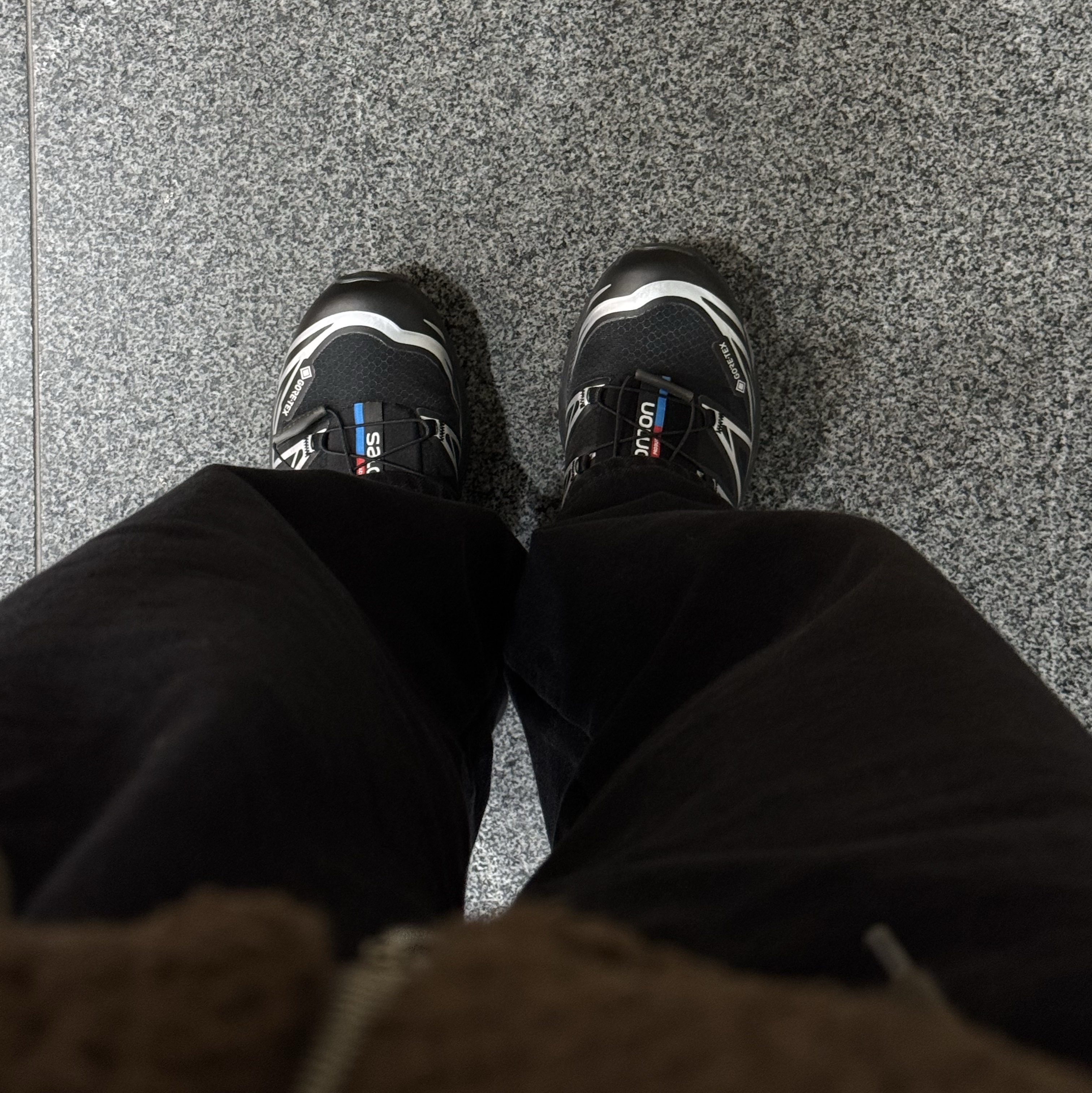 Salomon XT-6 GTX Black Silver 착용 스타일 - 1