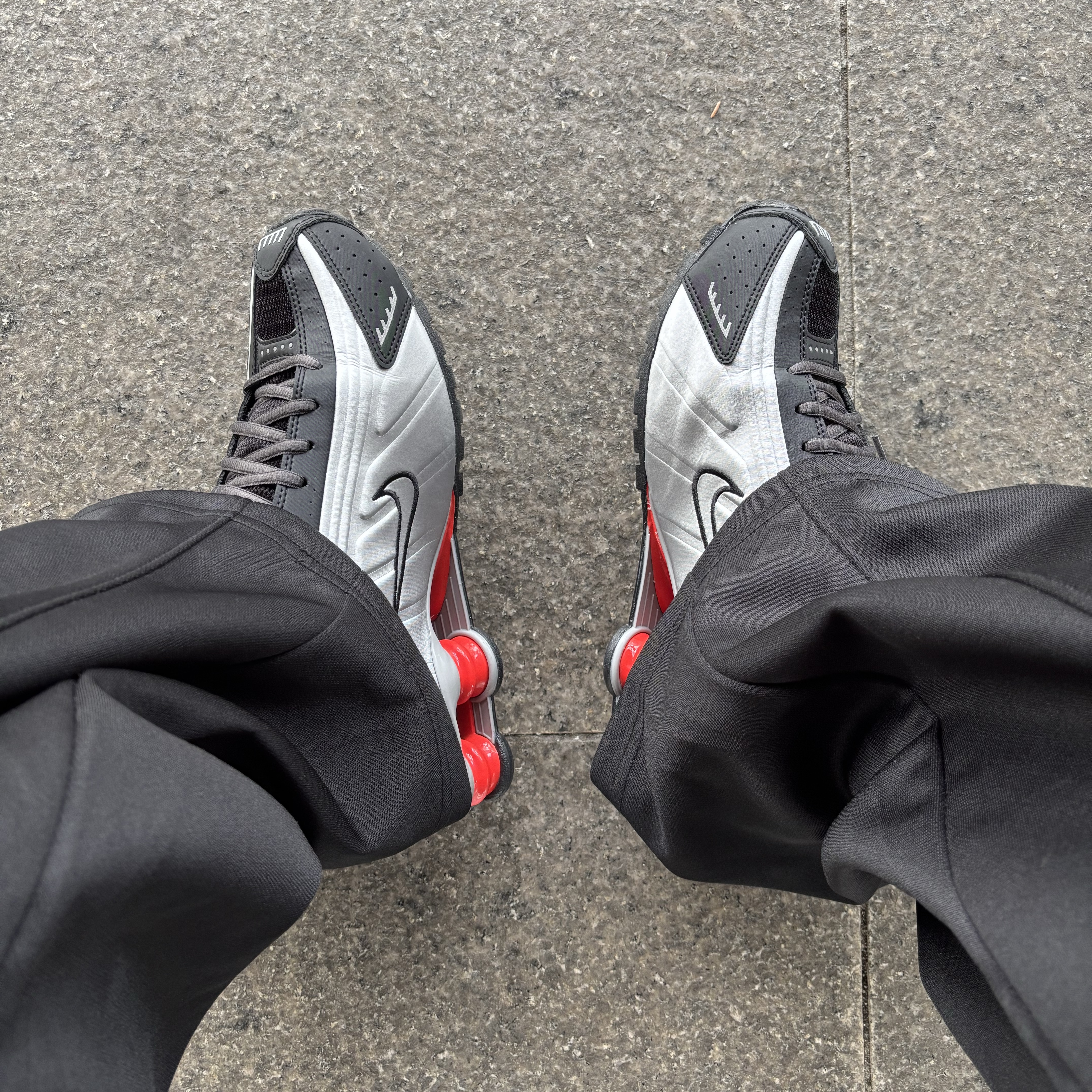 Nike Shox R4 Black and Metallic Silver 착용 스타일