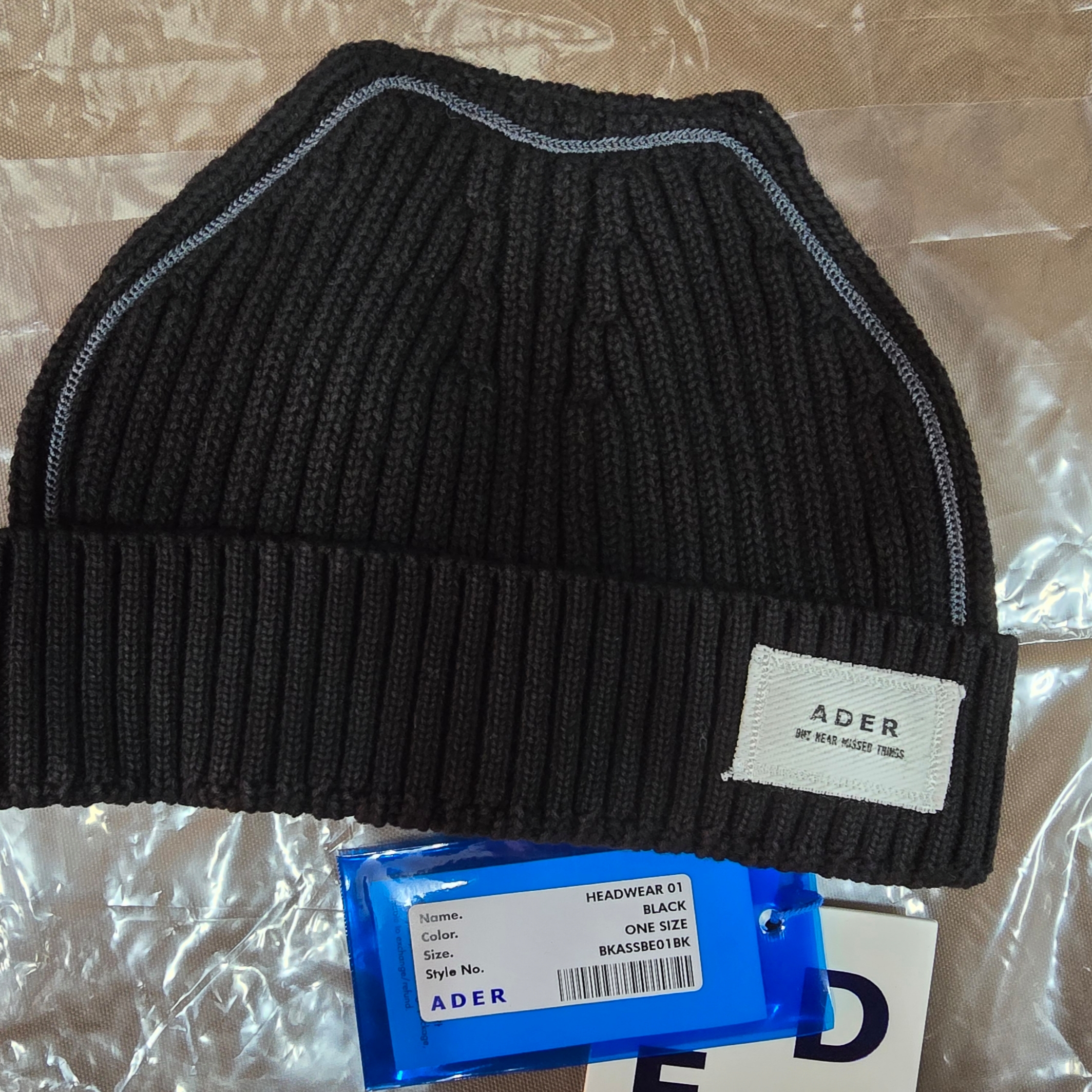 Ader Error Bella Beanie Noir 착용 스타일 - 1
