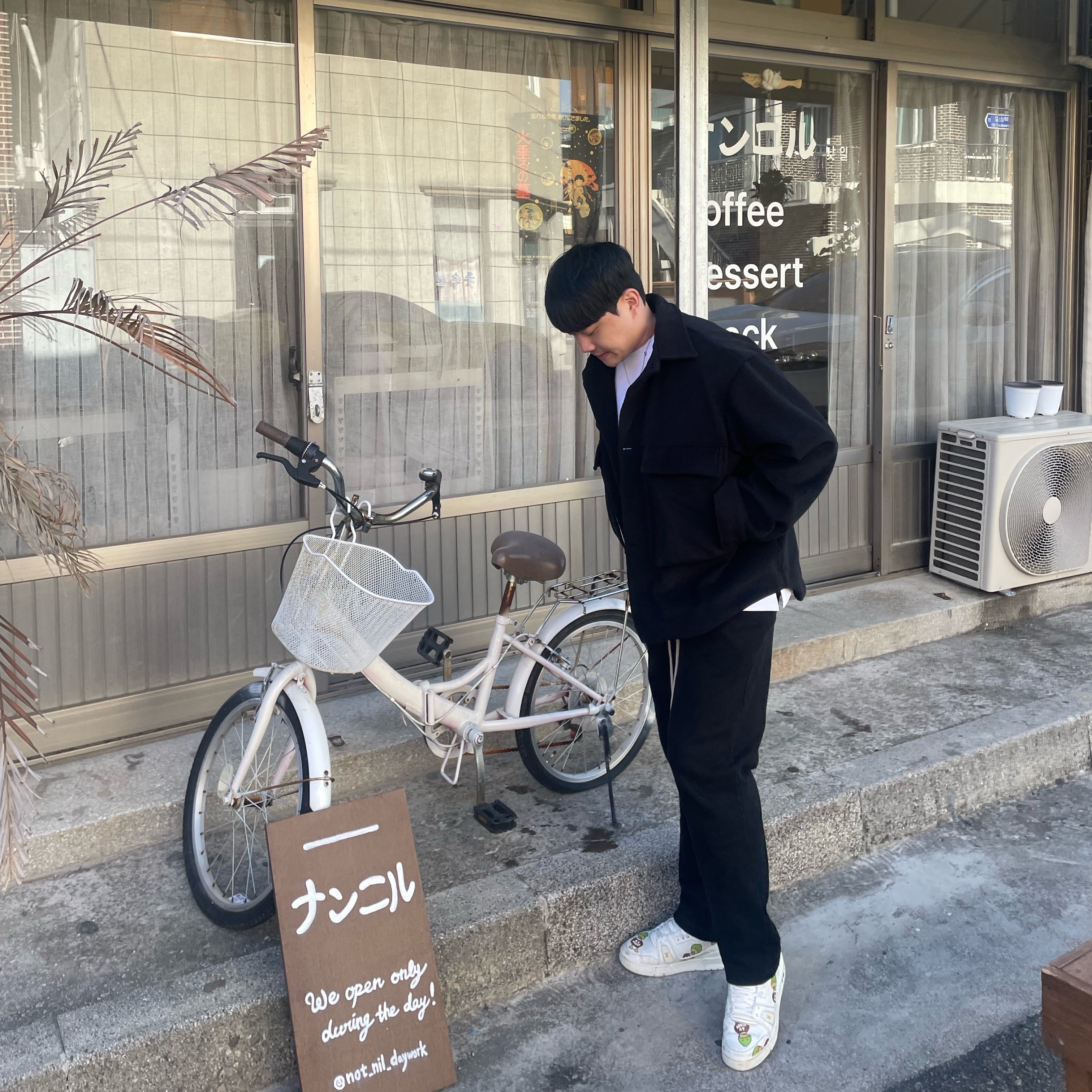 Louis Vuitton x Nigo LV Trainer Sneakers White 착용 스타일