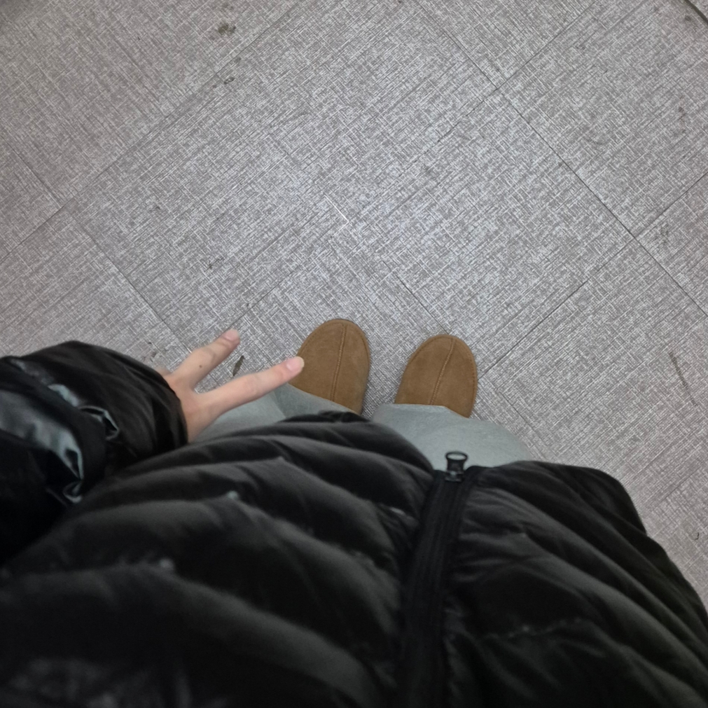 UGG Tasman Slipper Chestnut, Musinsa Standard Iron Light Down Jacket Black 착용 스타일 - 1