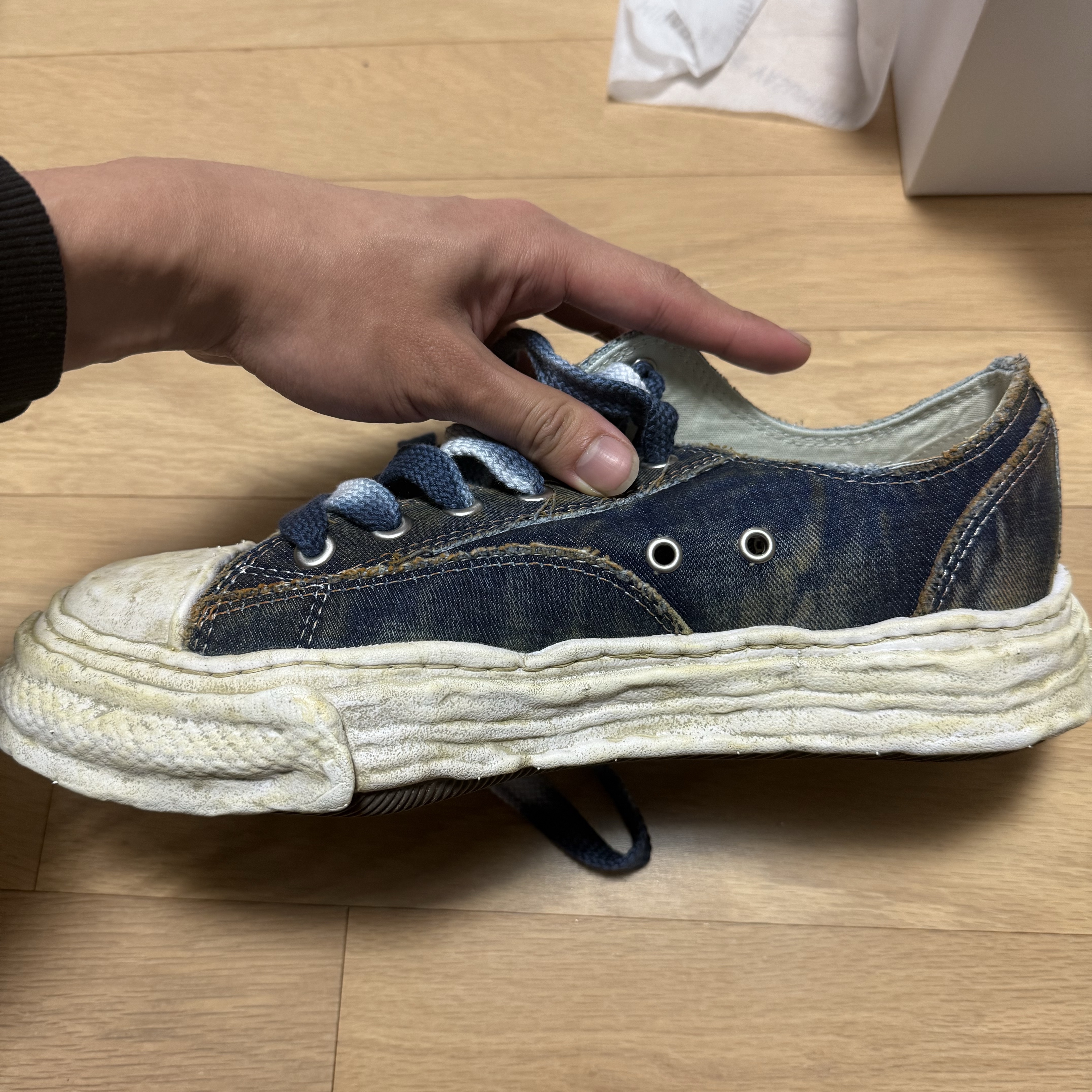 Maison Mihara Yasuhiro Peterson23 OG Sole Washed Denim Low-top Sneakers Blue 착용 스타일 - 2