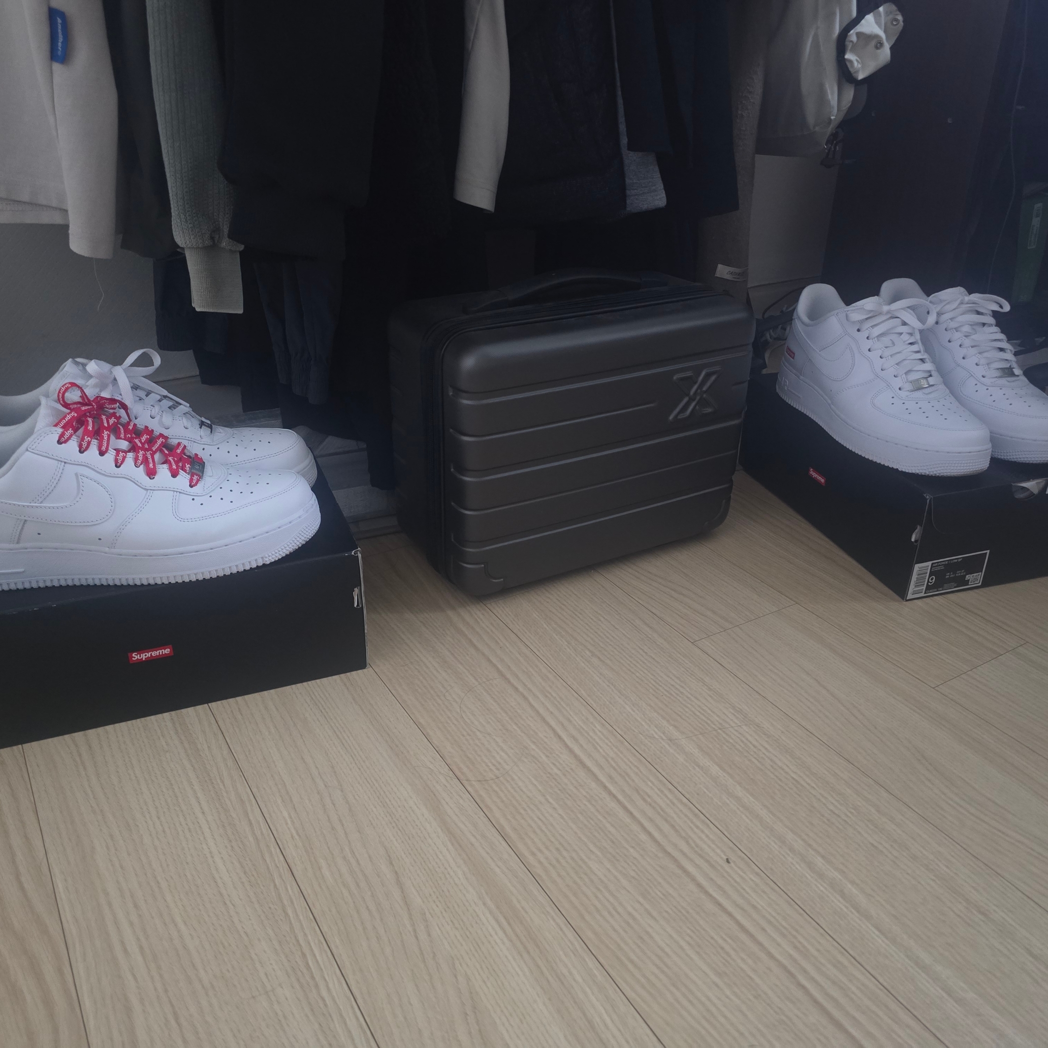 Nike x Supreme Air Force 1 Low White 착용 스타일