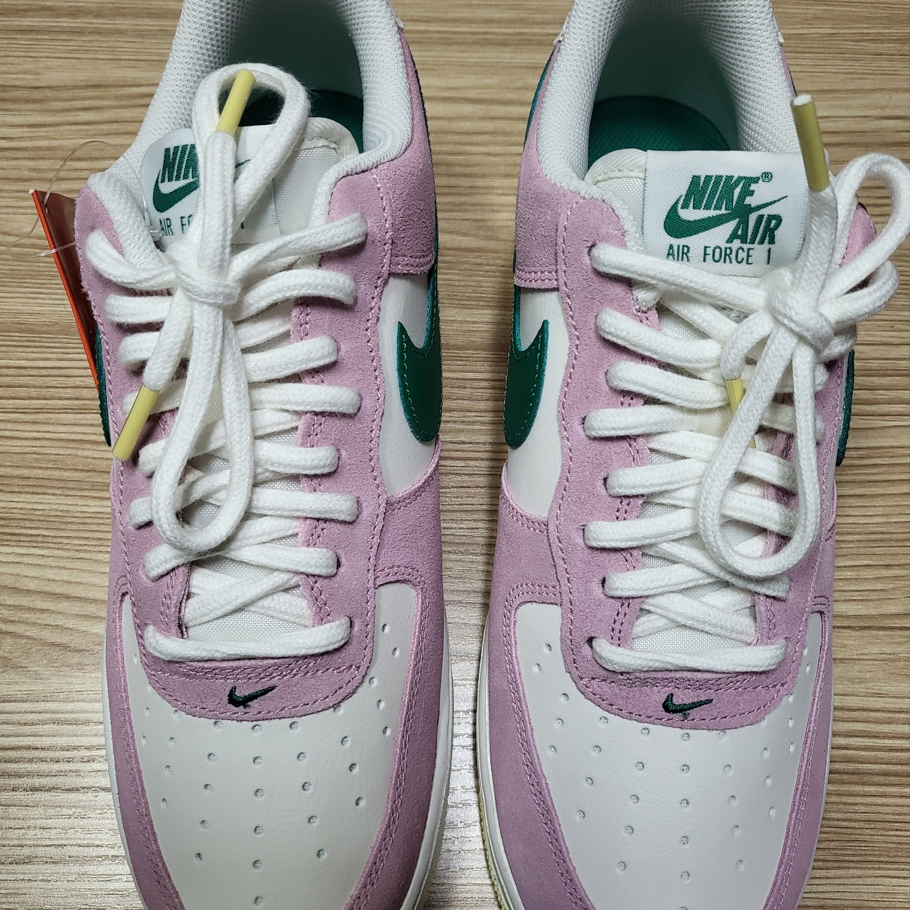 Nike Air Force 1 '07 Sail Medium Soft Pink 착용 스타일