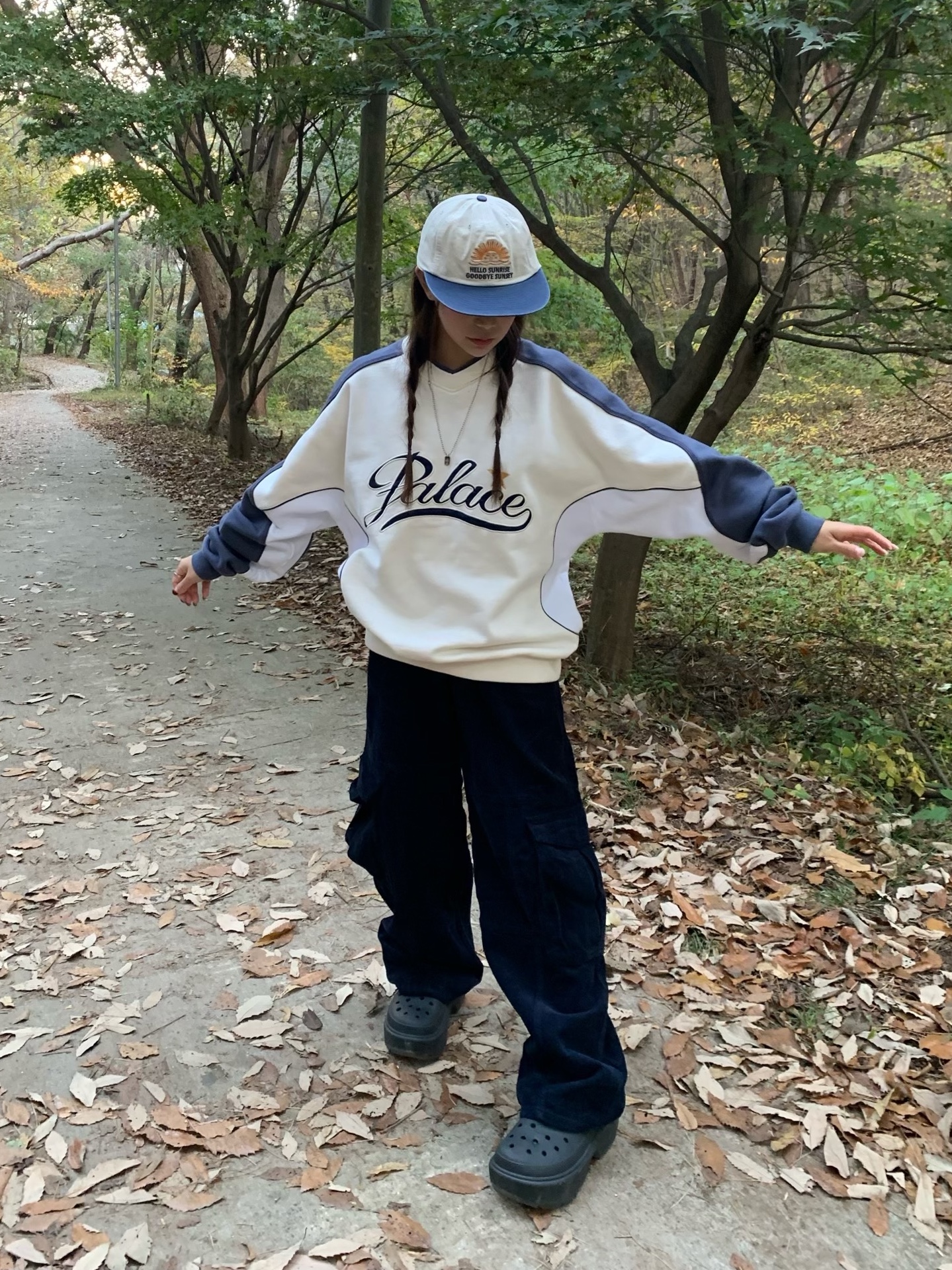 Hello Sunrise 90s Logo 6Panel Cap Beige & Navy, Crocs Stomp Clog Black 착용 스타일 - 1