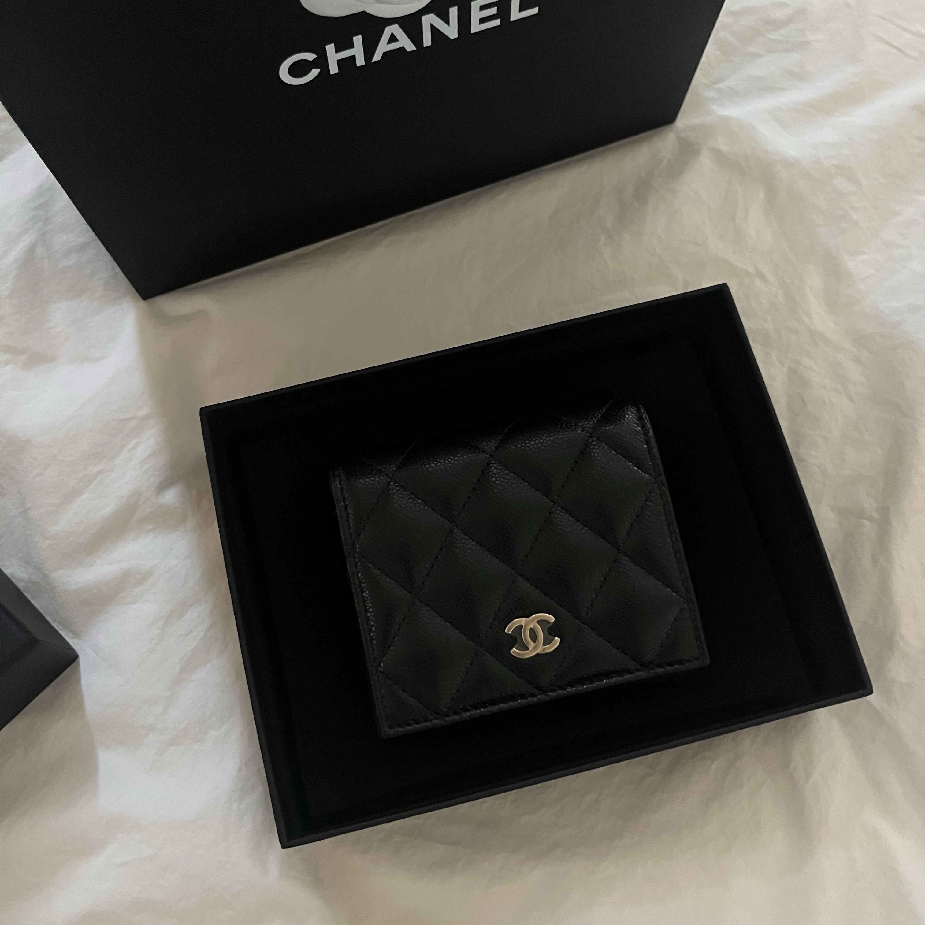 Chanel Small Flap Wallet Grained Shiny Calfskin & Gold Black 착용 스타일
