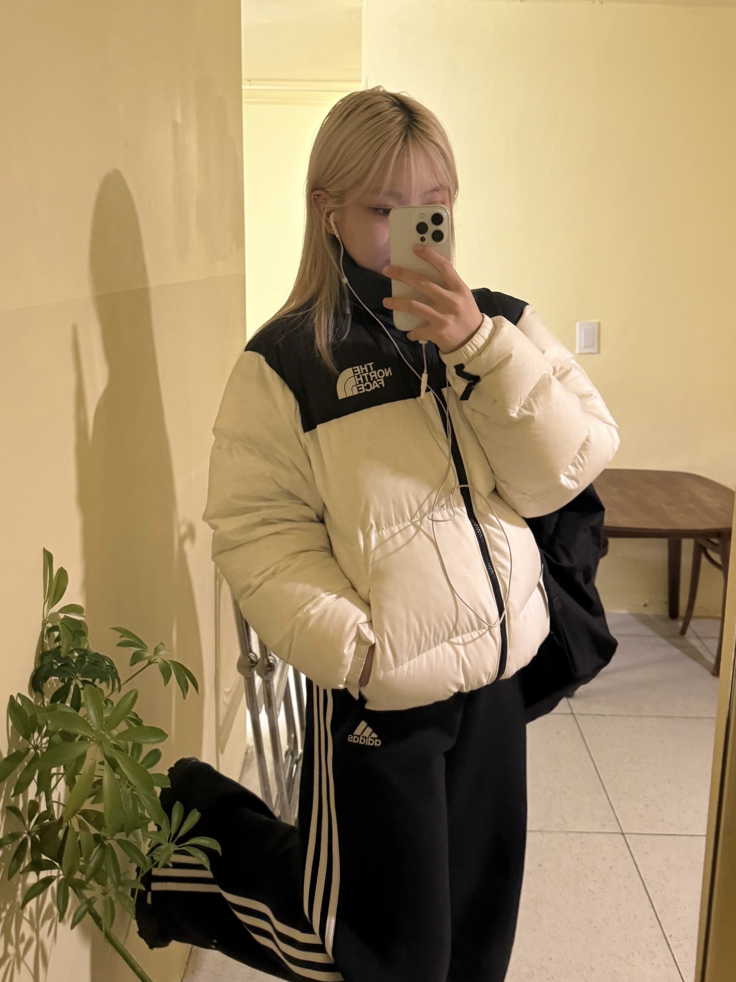 The North Face 1996 Eco Nuptse Jacket White, (W) Adidas Essentials 3-Stripes French Terry Wide Pants Black - KR Sizing 착용 스타일 - 2