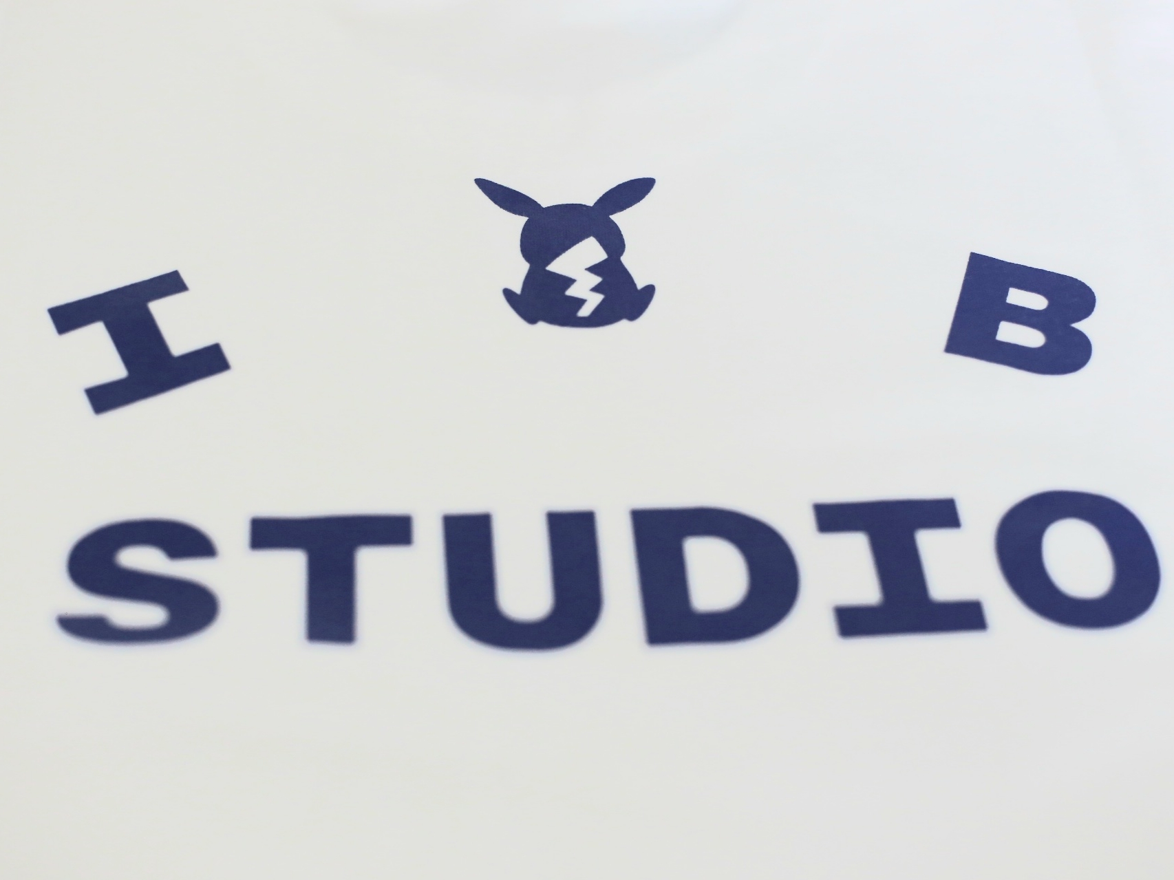 IAB Studio x Pokemon Pikachu T-Shirt White Navy 착용 스타일 - 5