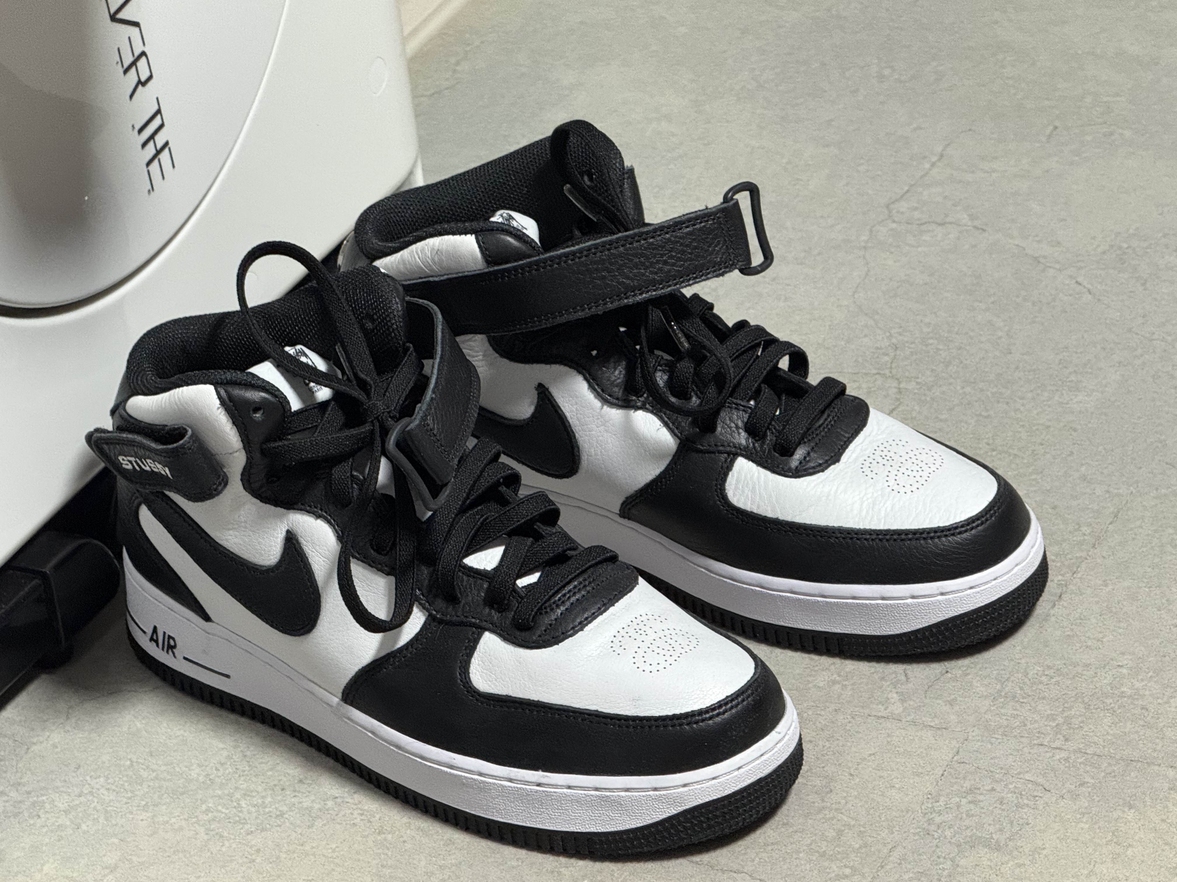 Nike x Stussy Air Force 1 '07 Mid SP Black and Light Bone 착용 스타일