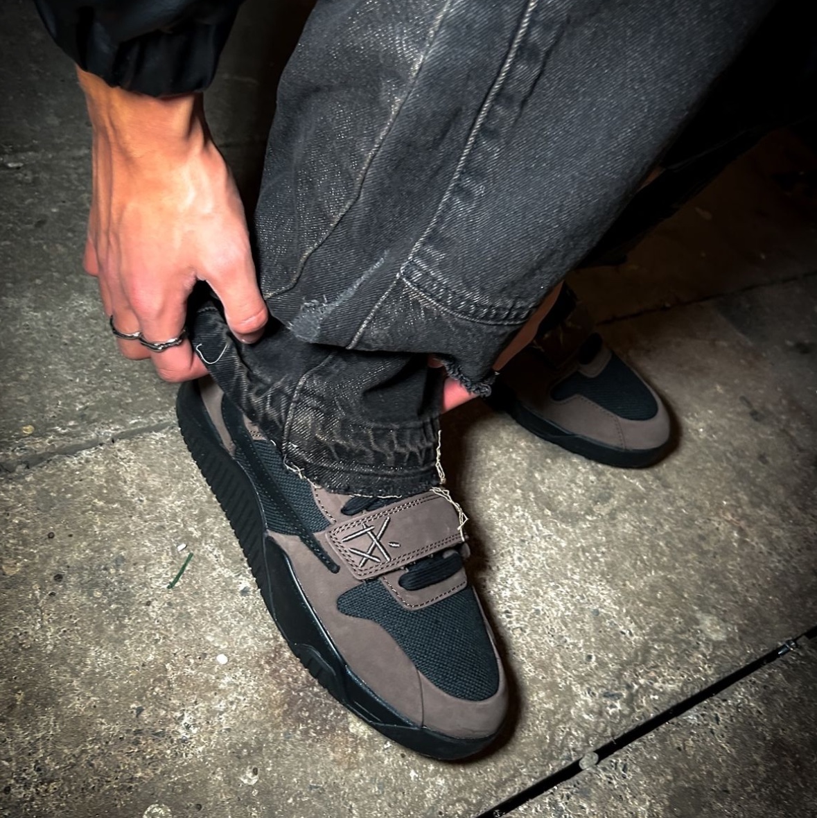 Jordan x Travis Scott Jumpman Jack TR Black and Dark Mocha 착용 스타일