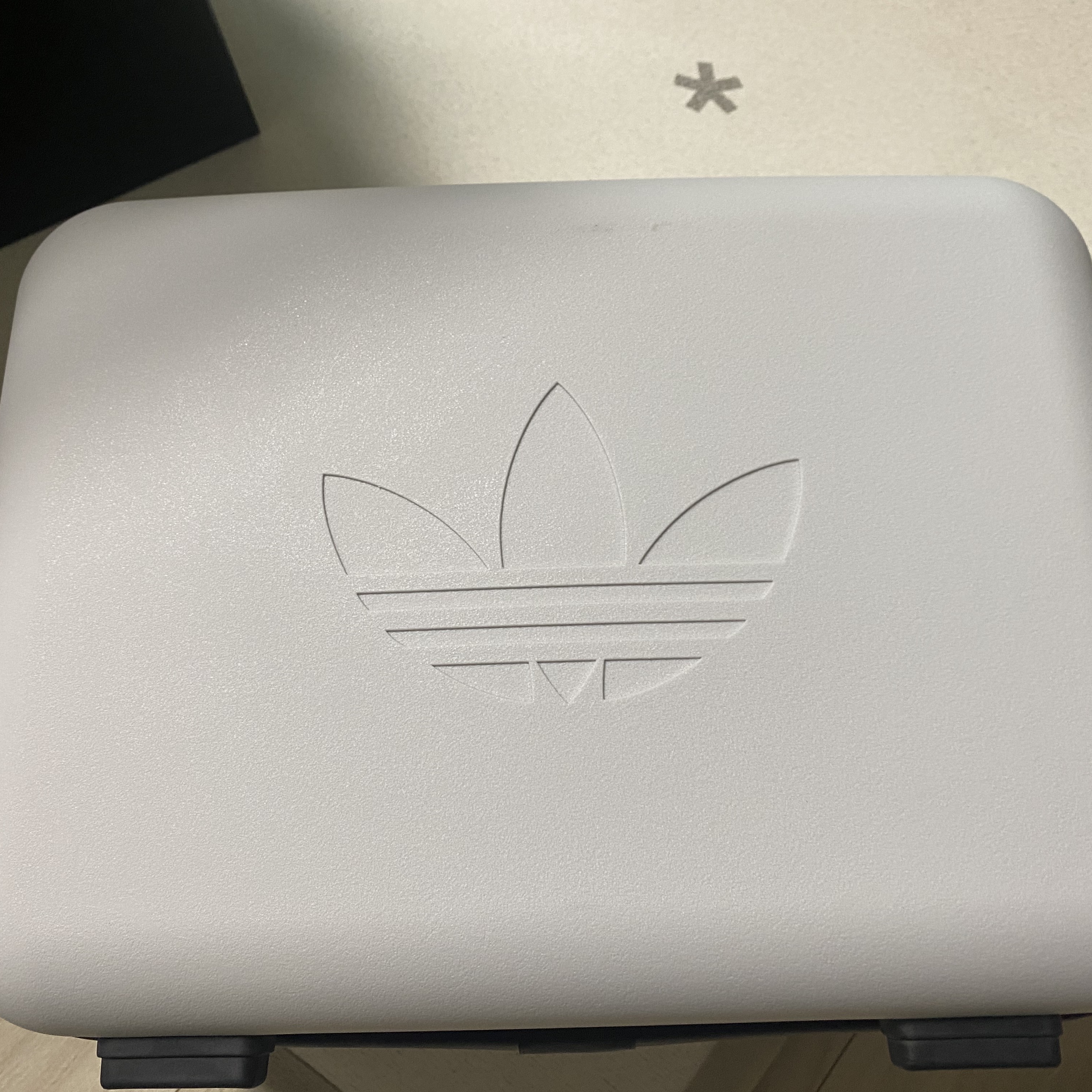 Adidas Holiday Ready Bag White 착용 스타일 - 3