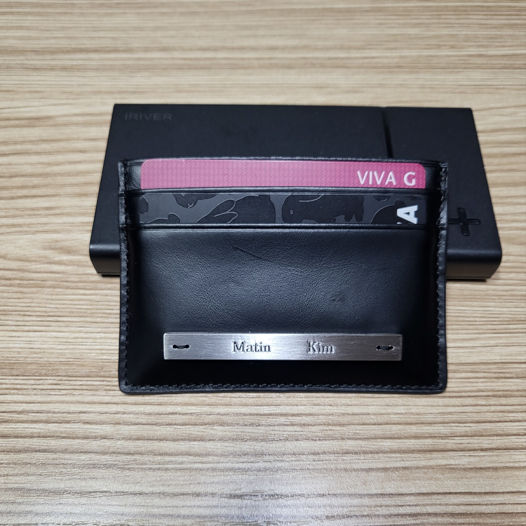 Matin Kim Vintage Card Wallet Black 착용 스타일