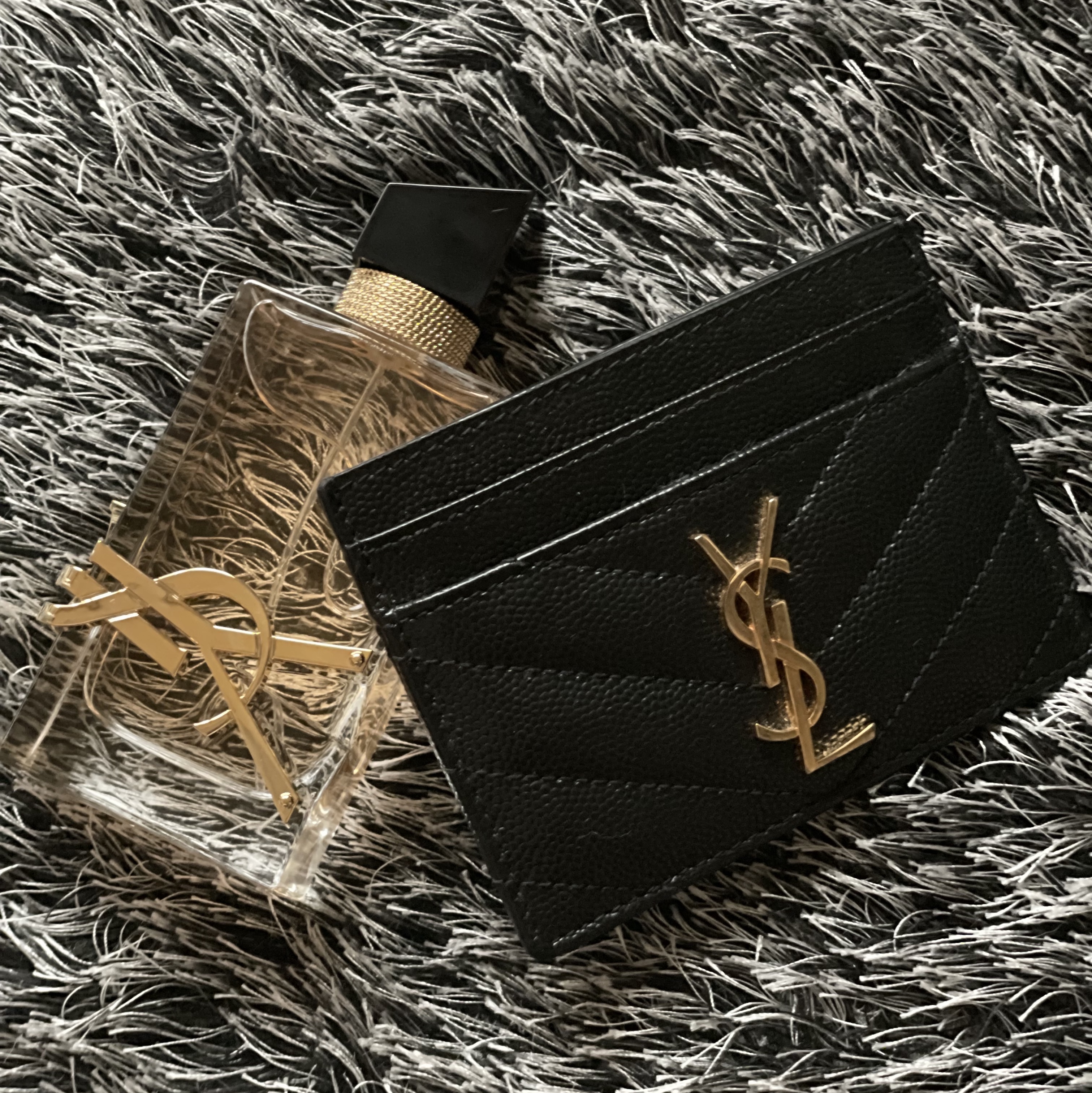 Saint Laurent Cassandre Matelasse Card Case in Grain De Poudre Embossed Leather Black 착용 스타일