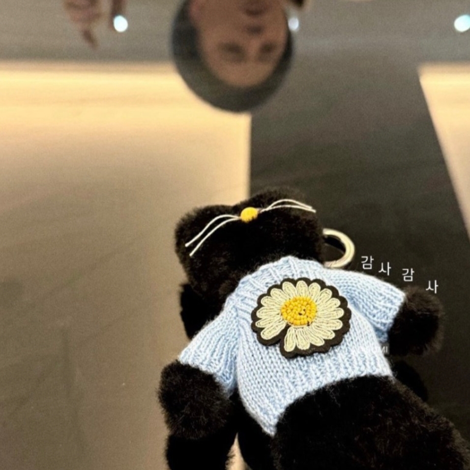 Monamhee x Peaceminusone Daihee Plush Keyring 착용 스타일