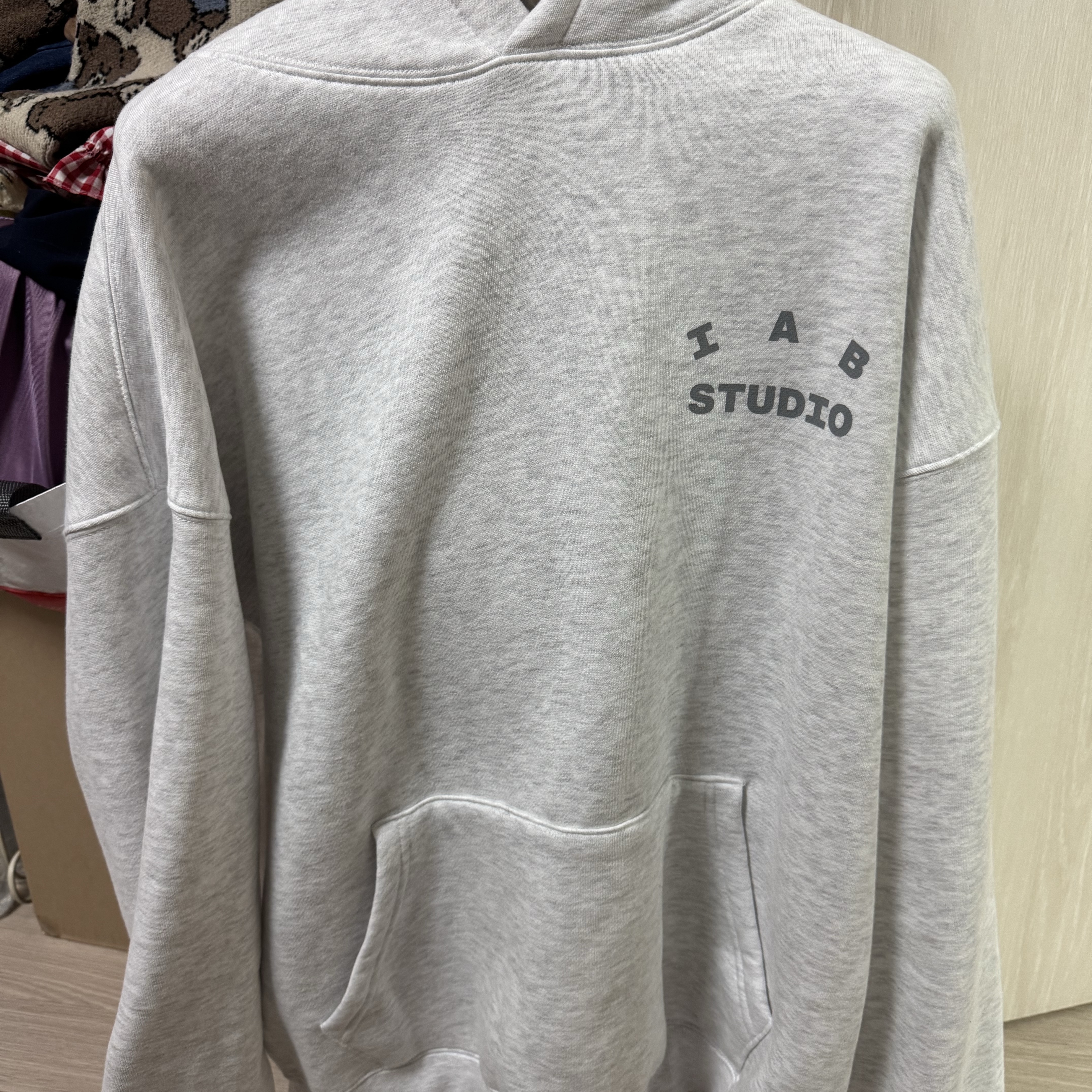 IAB Studio Hoodie Light Gray 착용 스타일 - 2