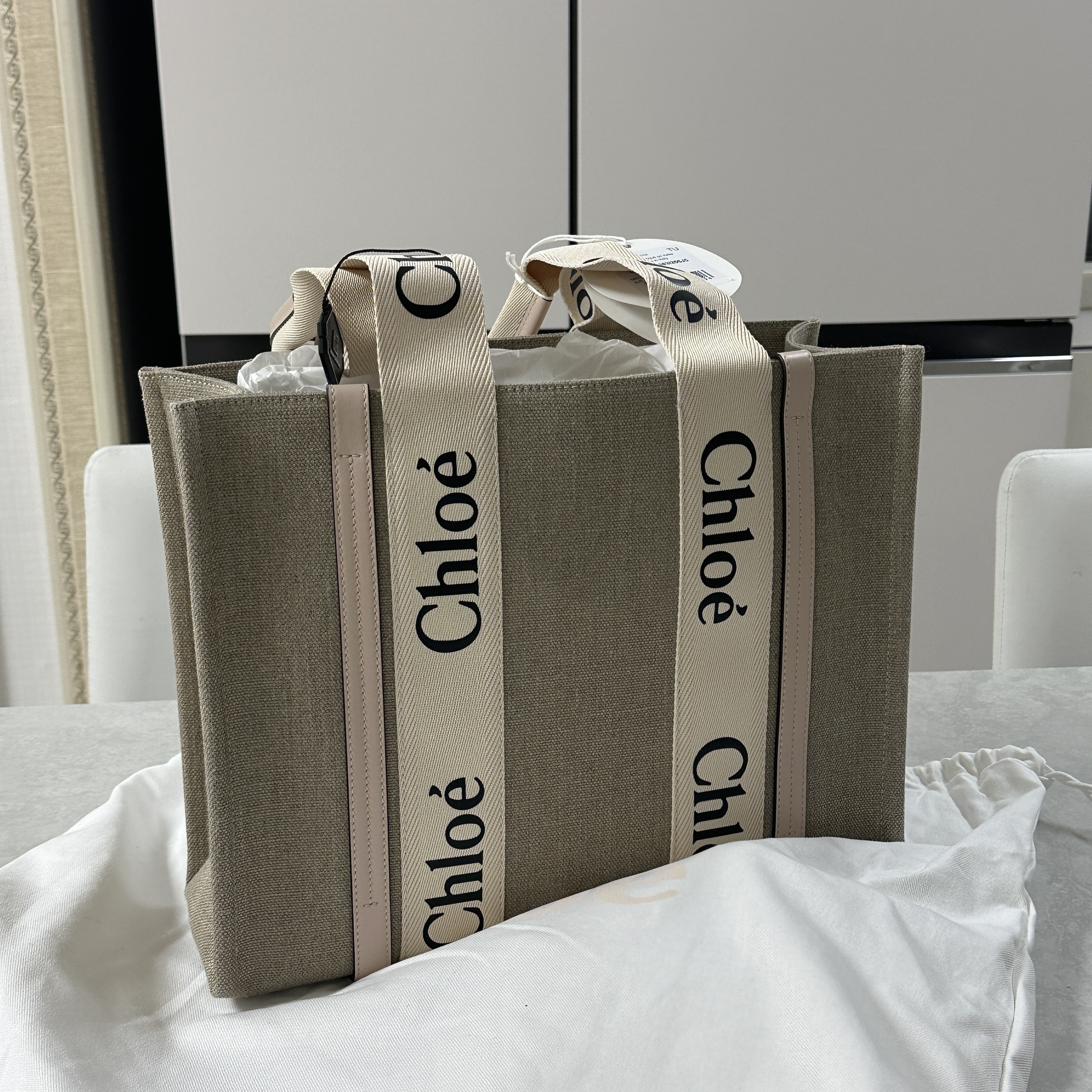 Chloe Woody Medium Tote Bag Cement Pink 착용 스타일 - 2