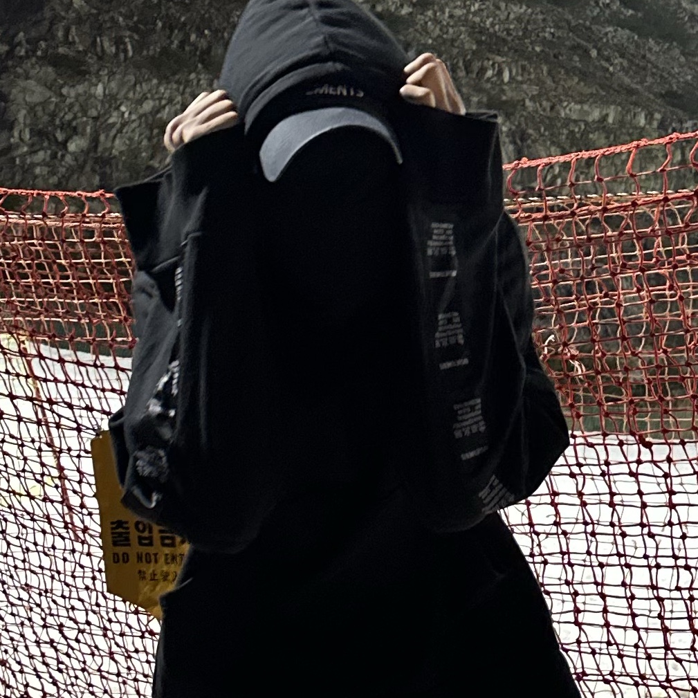 Vetements Iconic Logo Cap Black, Vetements Inside Out Popover Hoodie Black 착용 스타일 - 3