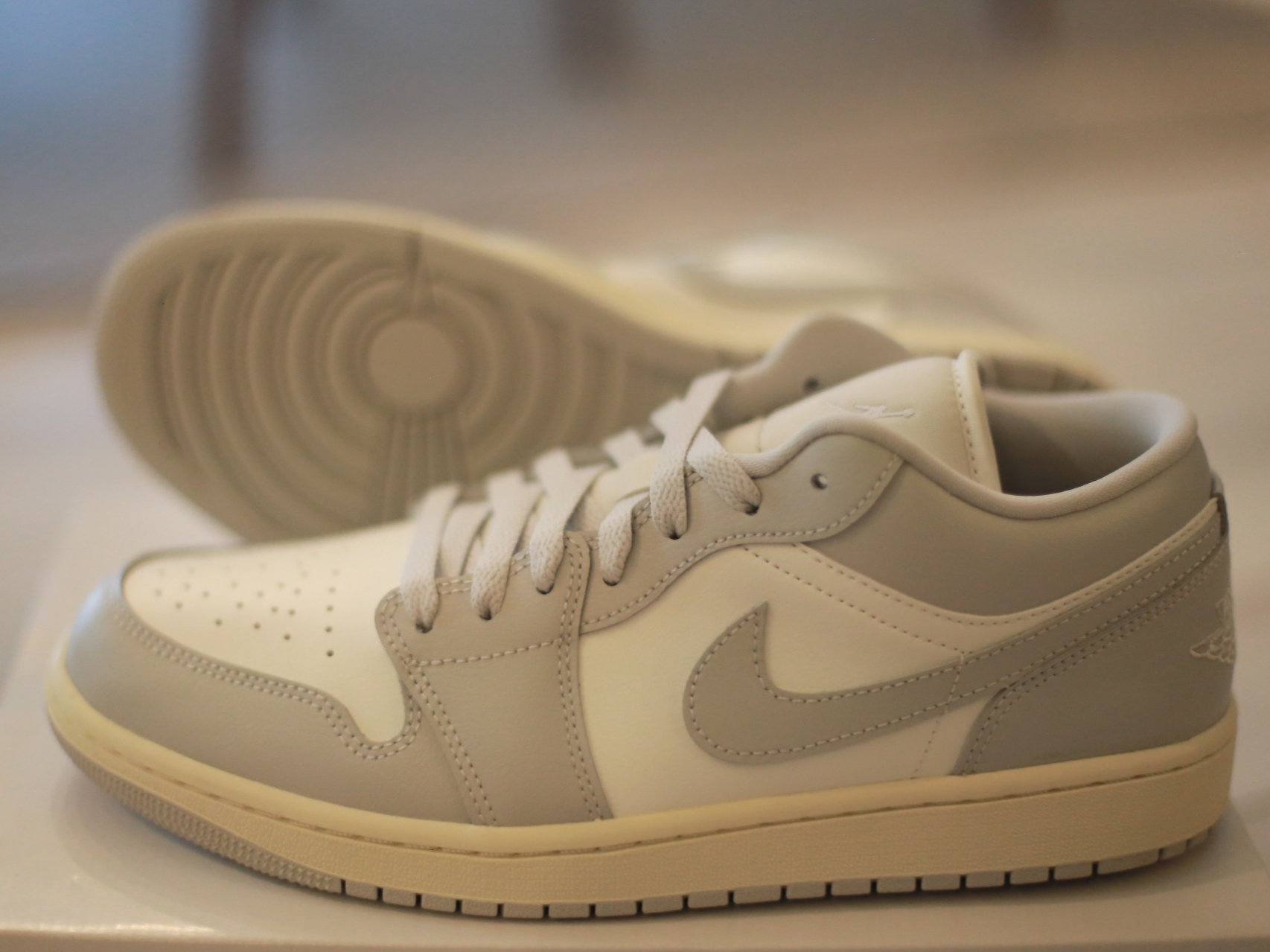 Jordan 1 Low Stealth and White 착용 스타일 - 4