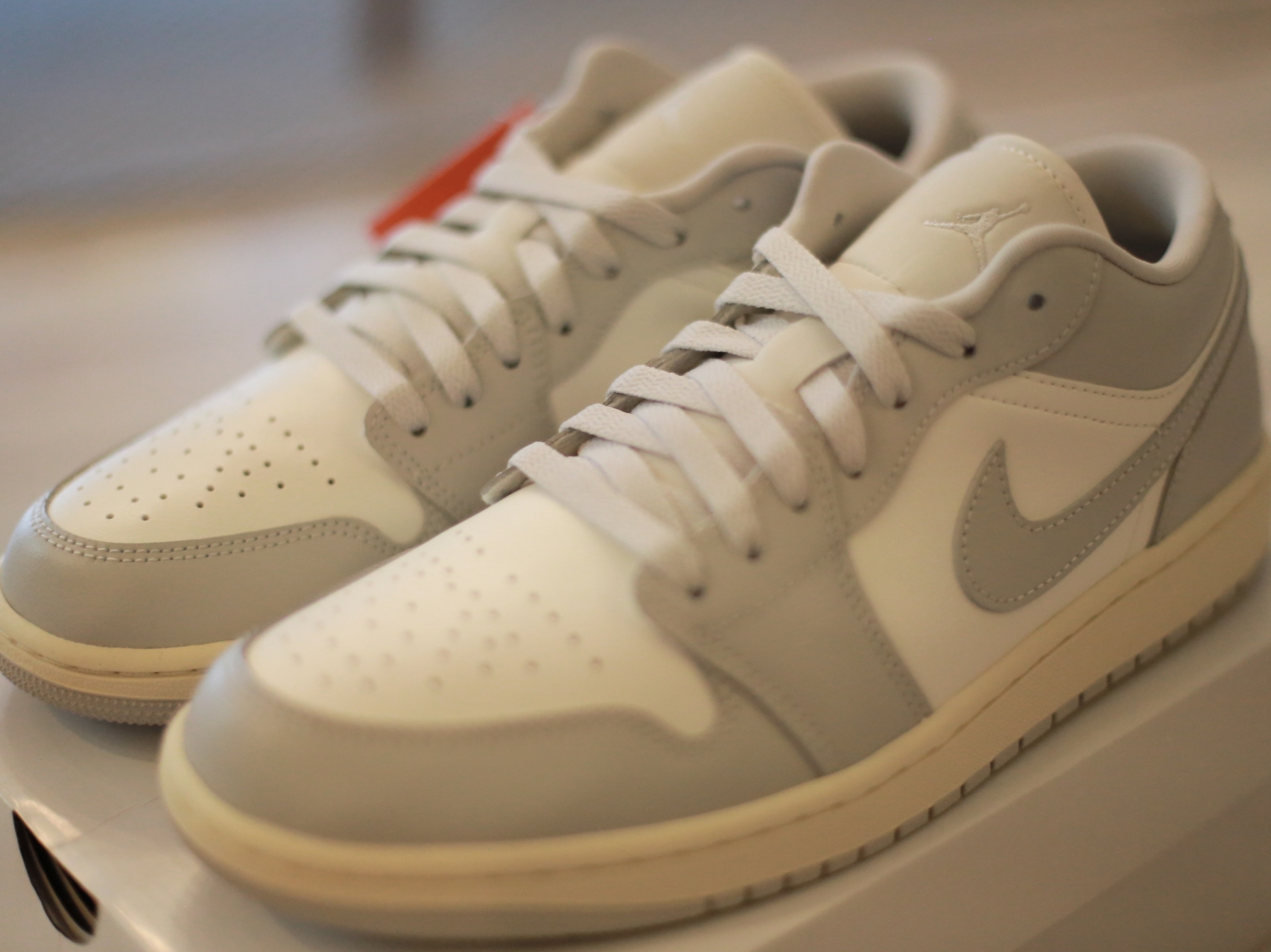 Jordan 1 Low Stealth and White 착용 스타일 - 2