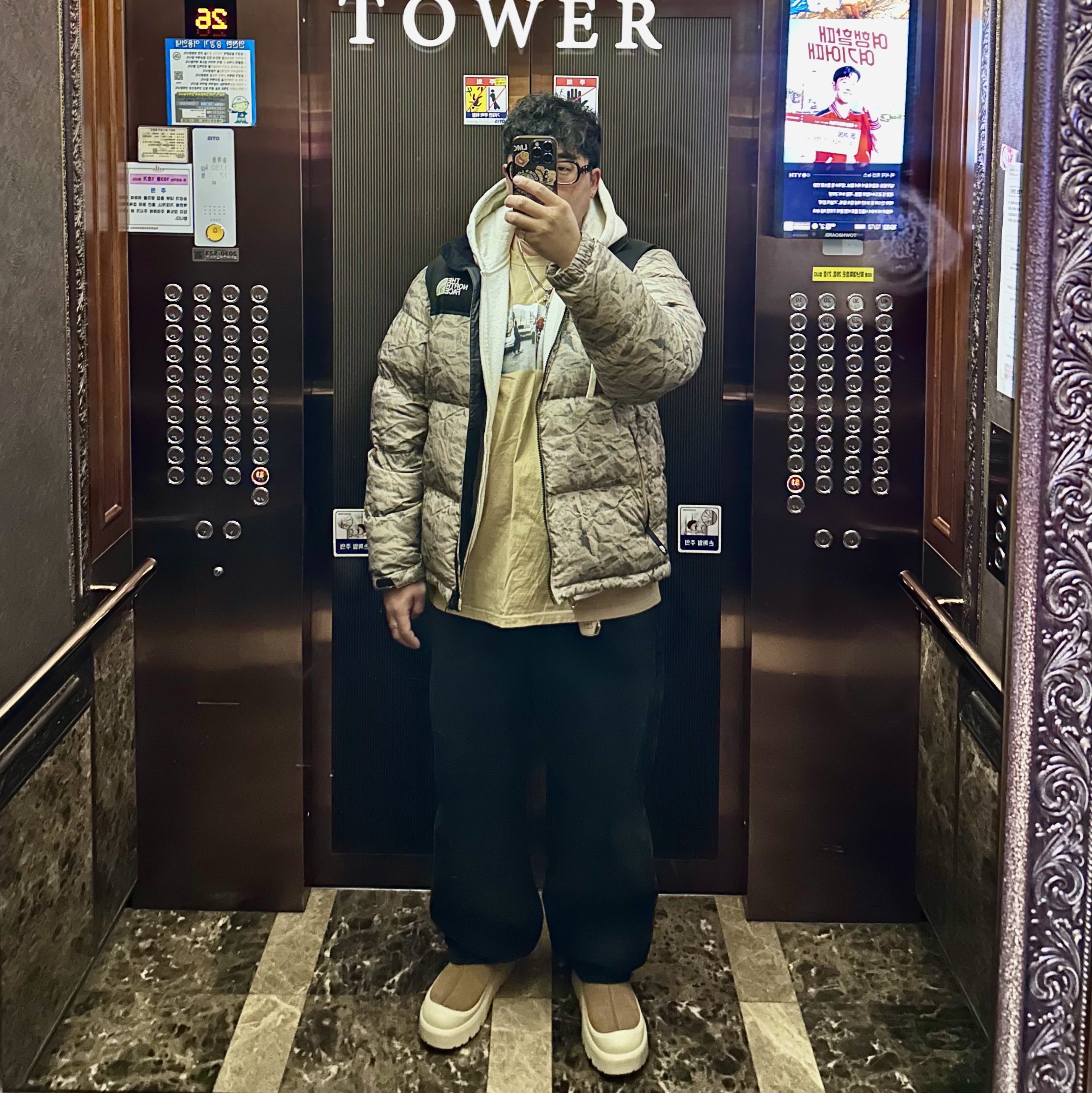 Gentle Monster x Maison Margiela MM114 Black Clear, The North Face White Label Novelty Nuptse Down Jacket Beige 착용 스타일 - 1