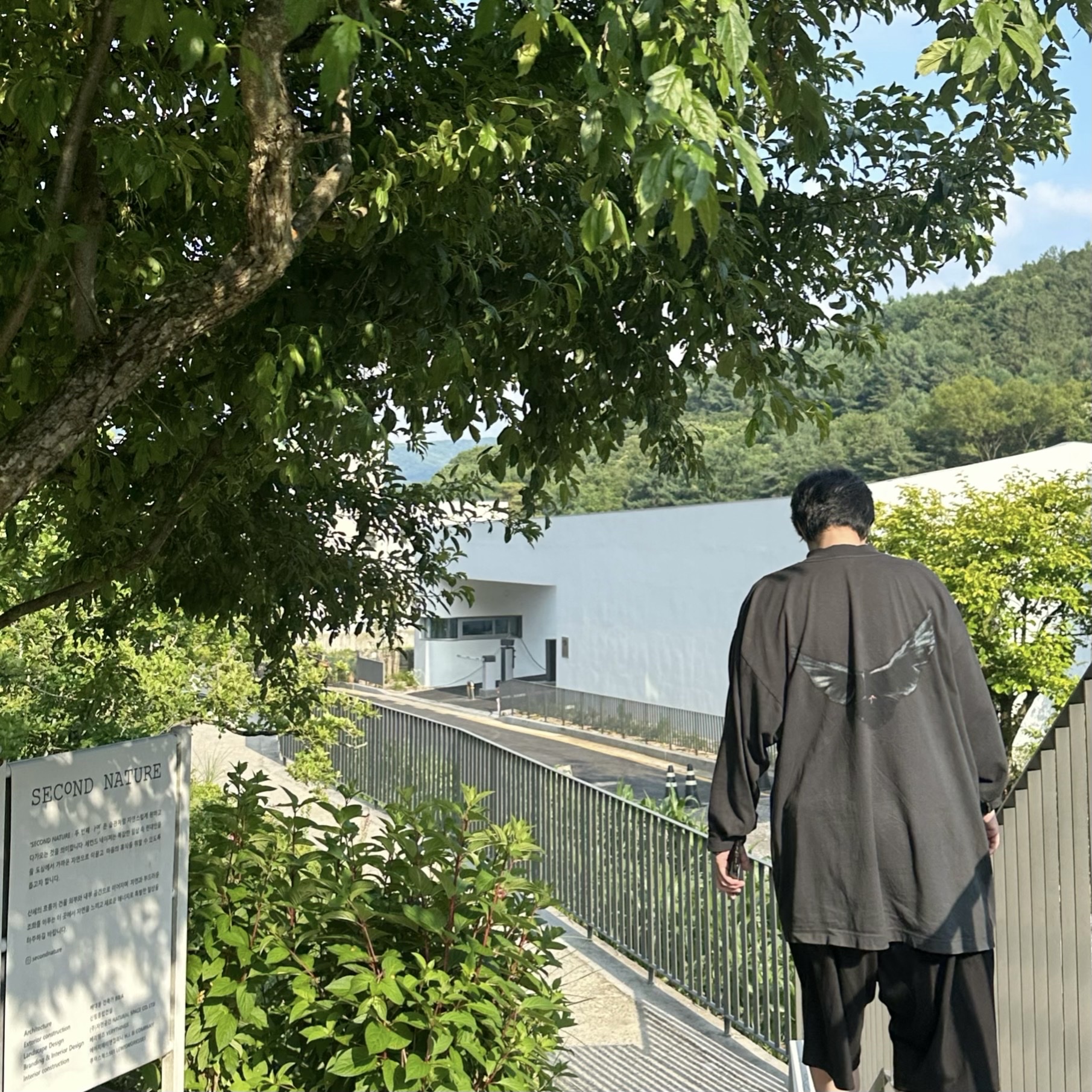 Yeezy Gap Engineered By Balenciaga Dove Long Sleeve T-Shirt Black 착용 스타일