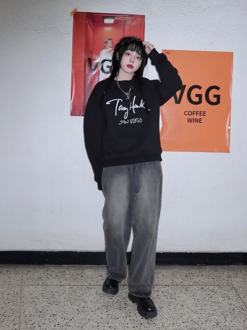 TONY HAWK Tony Logo Crewneck Black 착용 스타일 - 1