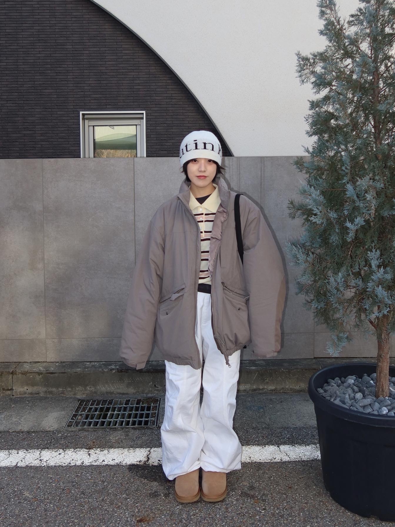 Matin Kim Logo Jacquard Short Beanie White 착용 스타일