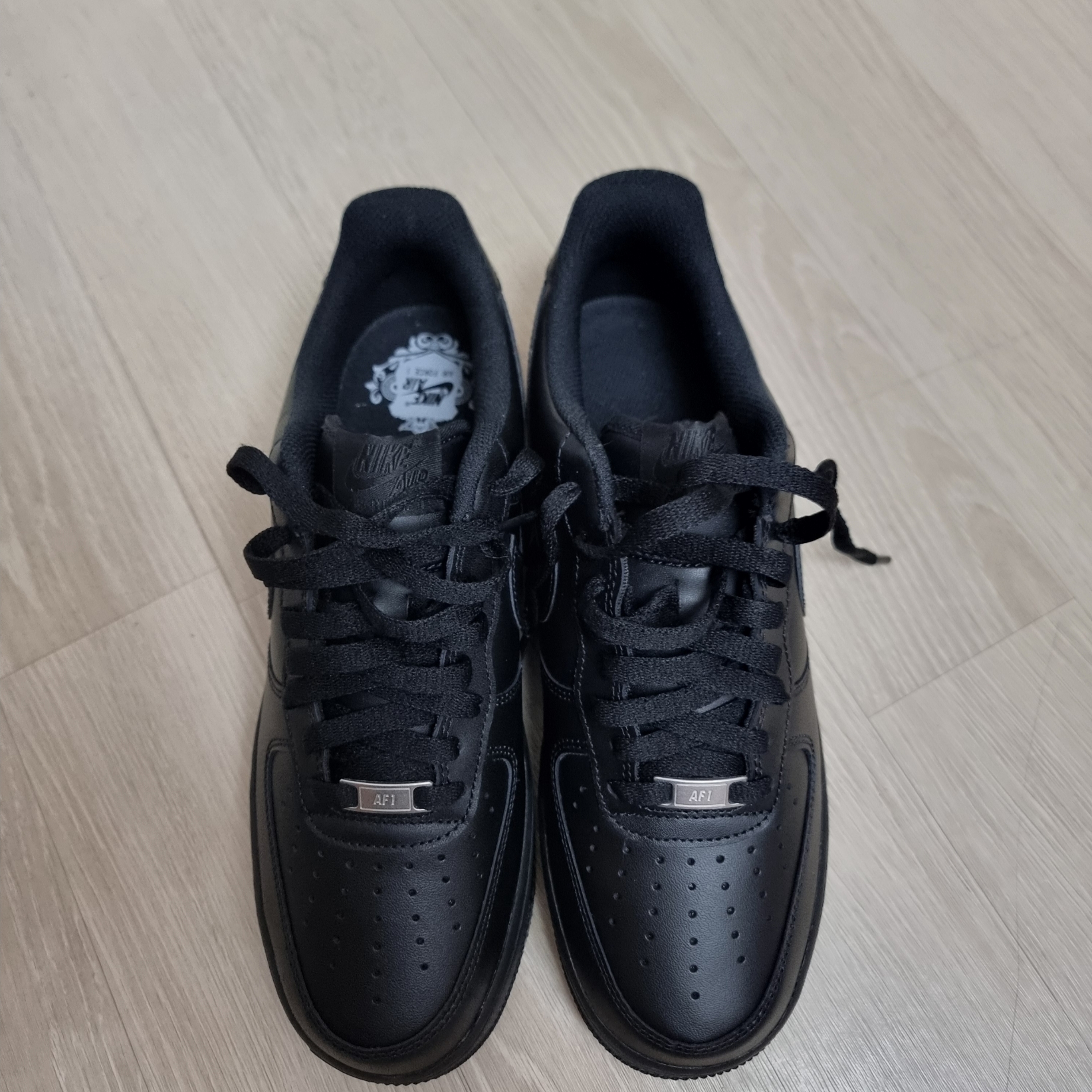 Nike Air Force 1 '07 Low Triple Black 착용 스타일