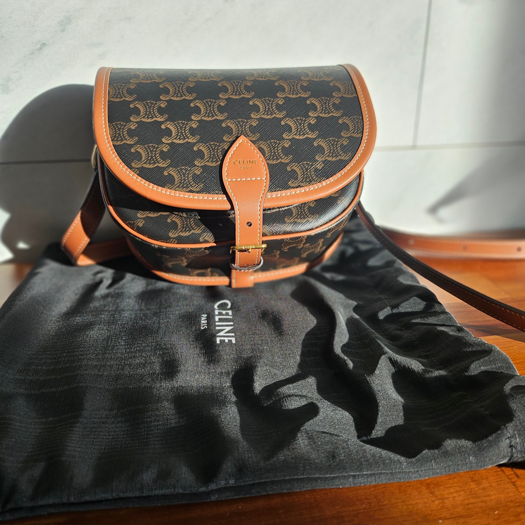Celine Medium Folco Bag in Triomphe Canvas and Calfskin Tan 착용 스타일