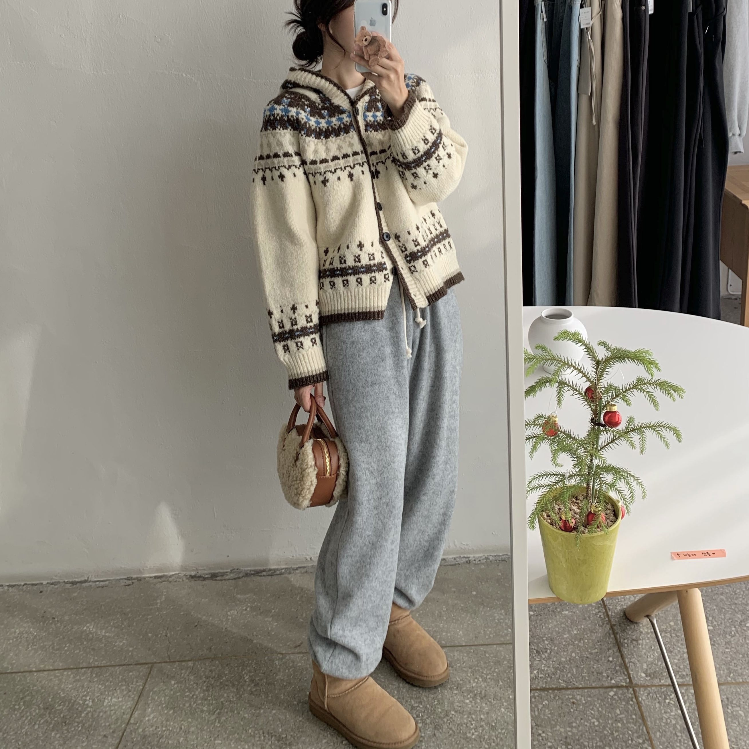 (W) UGG Classic Mini II Boots Chestnut 착용 스타일 - 3