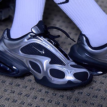 (W) Nike Air Max Muse Black and Metallic Silver 착용 스타일